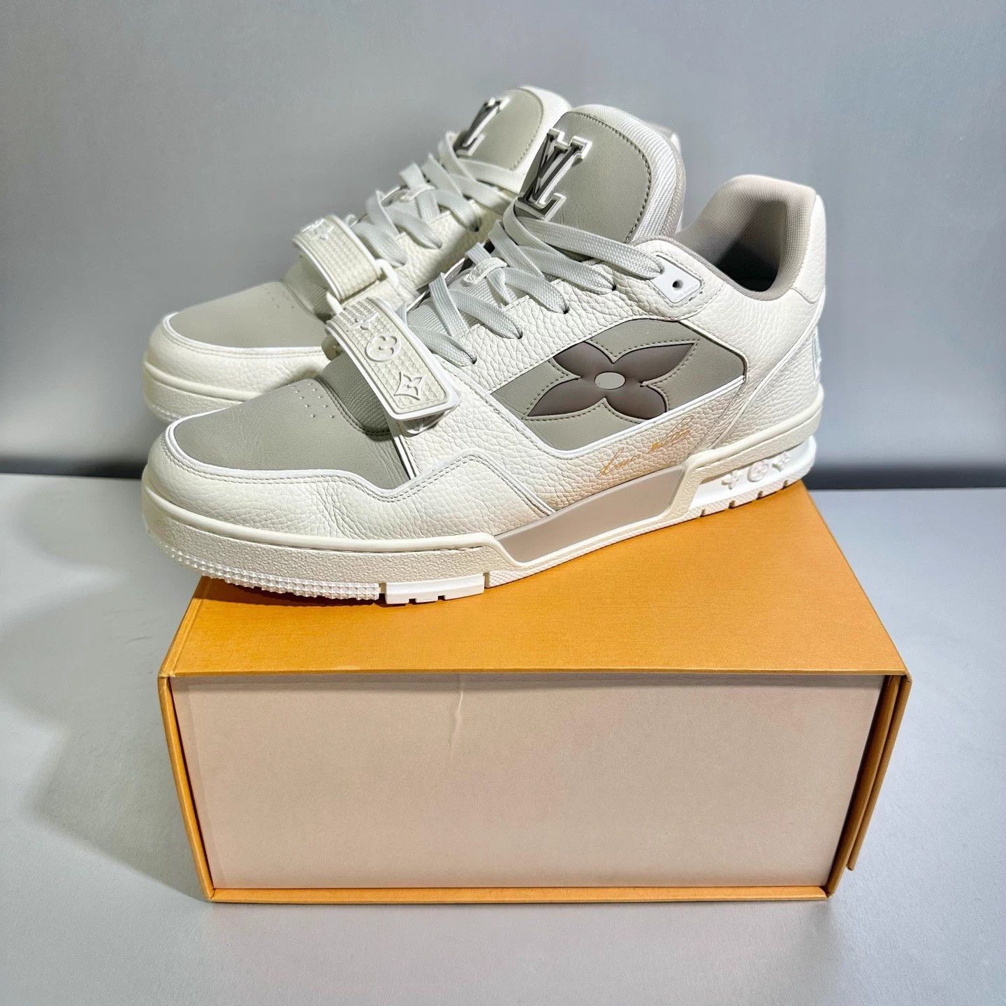 Louis Vuitton Louis Vuitton Beige Velcro Trainer 9/43 Mint Hard to Find Size US 7 / EU 40 - 9 Thumbnail
