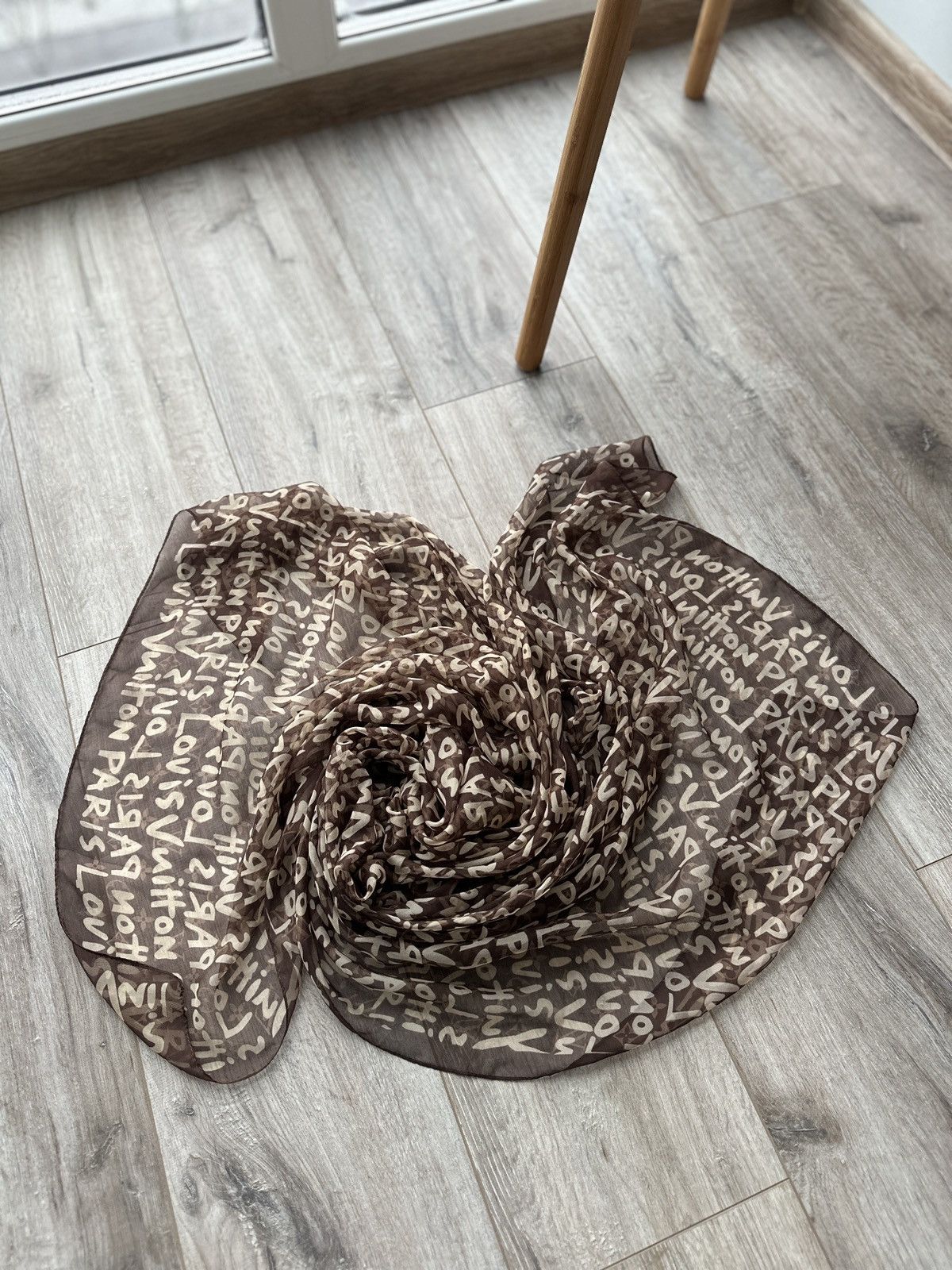 Louis Vuitton Louis Vuitton LV 100% Silk Big Scarf Shawl Size ONE SIZE - 4 Thumbnail