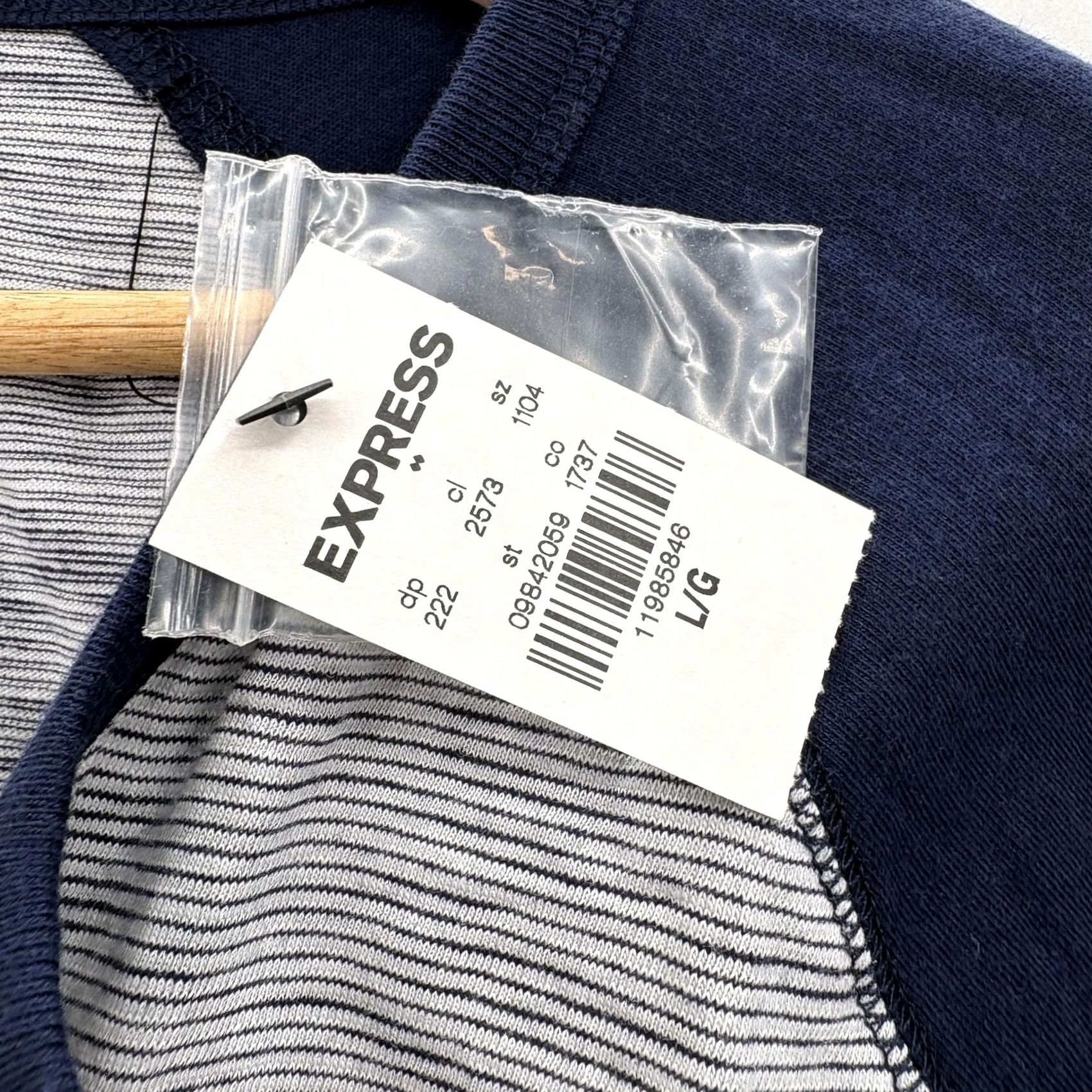 Express Express Henley Shirt Mens Large Gray Navy Striped 3/4 Sleeve Raglan Casual NWT Size US L / EU 52-54 / 3 - 5 Thumbnail