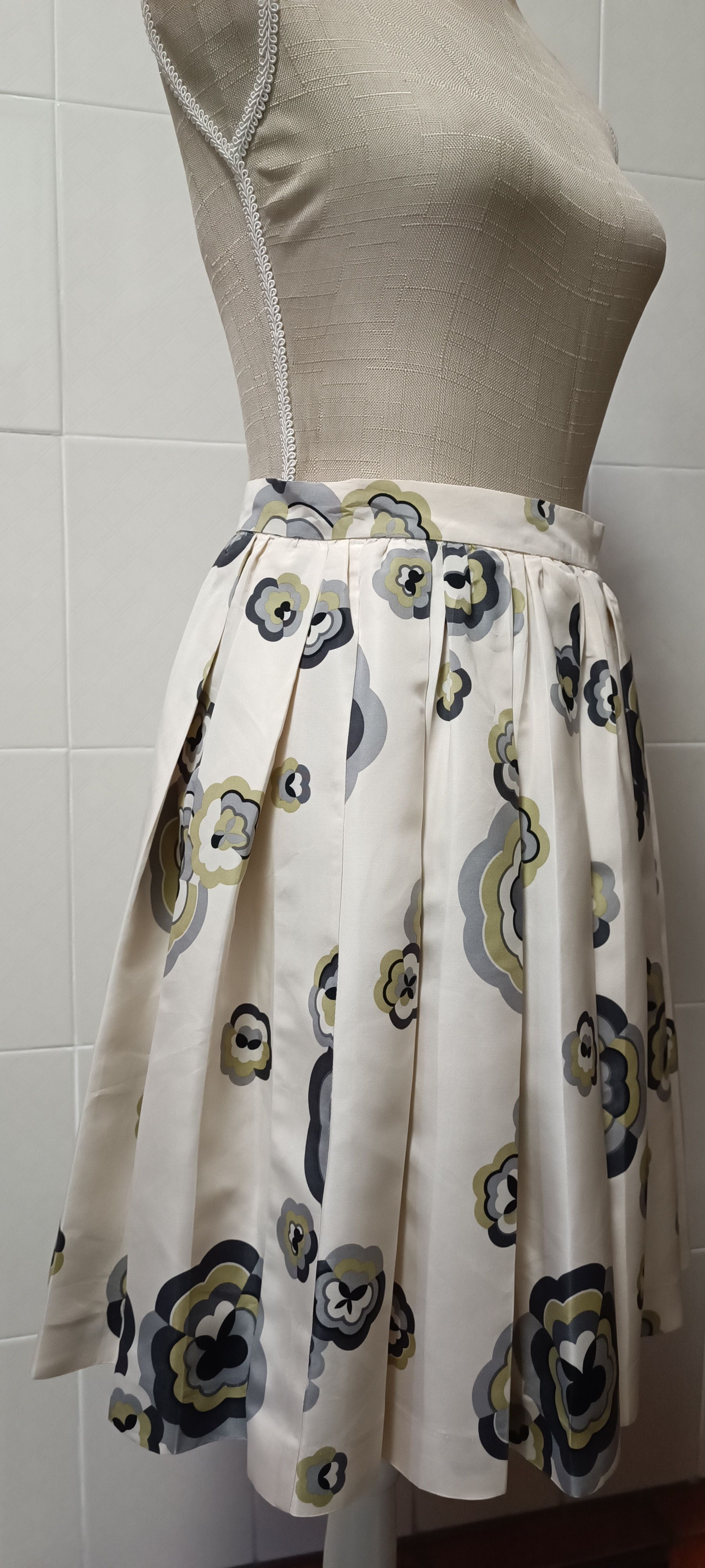 Miu Miu SS 2006 Flowers print beige midi skirt Size 28" / US 6 / IT 42 - 10 Thumbnail