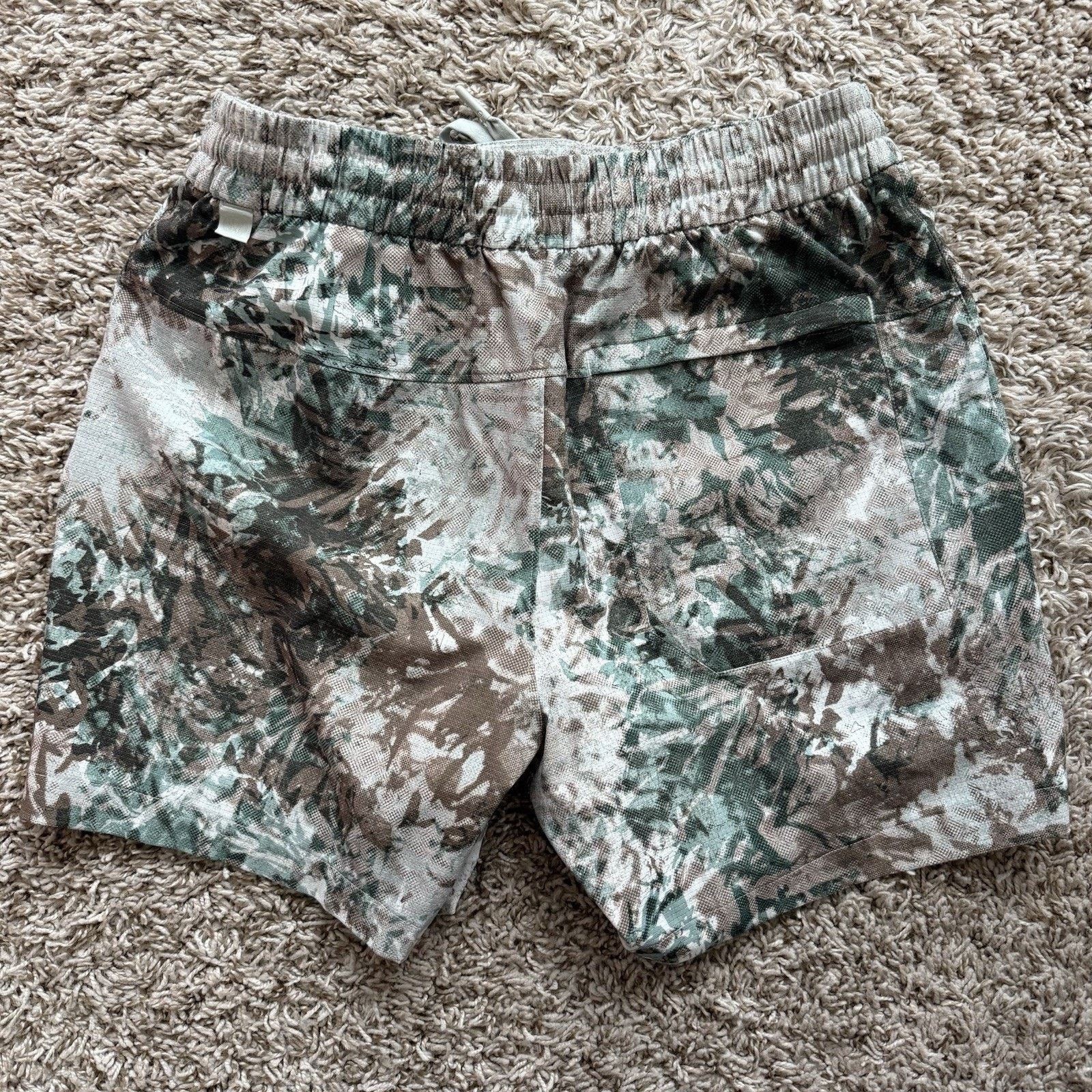 Lululemon LuluLemon Bowline Shorts 5” Inseam White Green Size Small Size US 30 / EU 46 - 7 Thumbnail