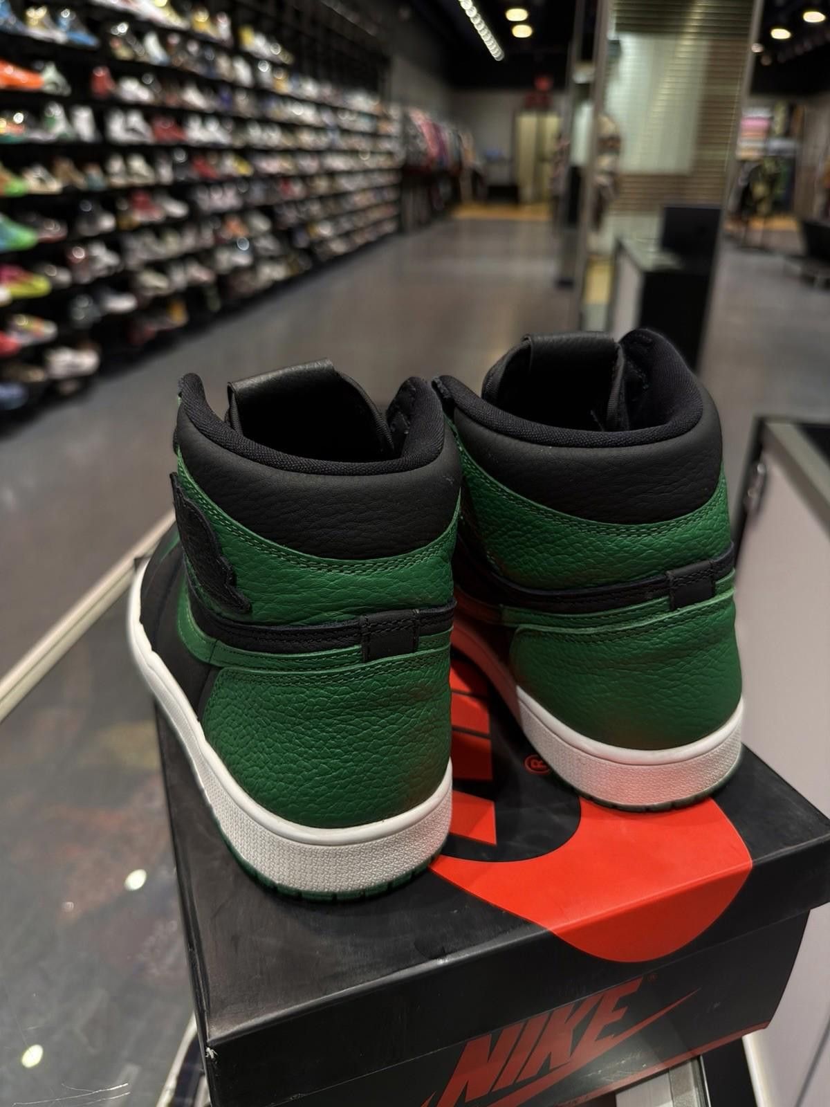 Jordan Brand Size 8.5 - Jordan 1 Retro OG High Pine Green 2.0 555088 030 Size US 8.5 / EU 41-42 - 8 Thumbnail