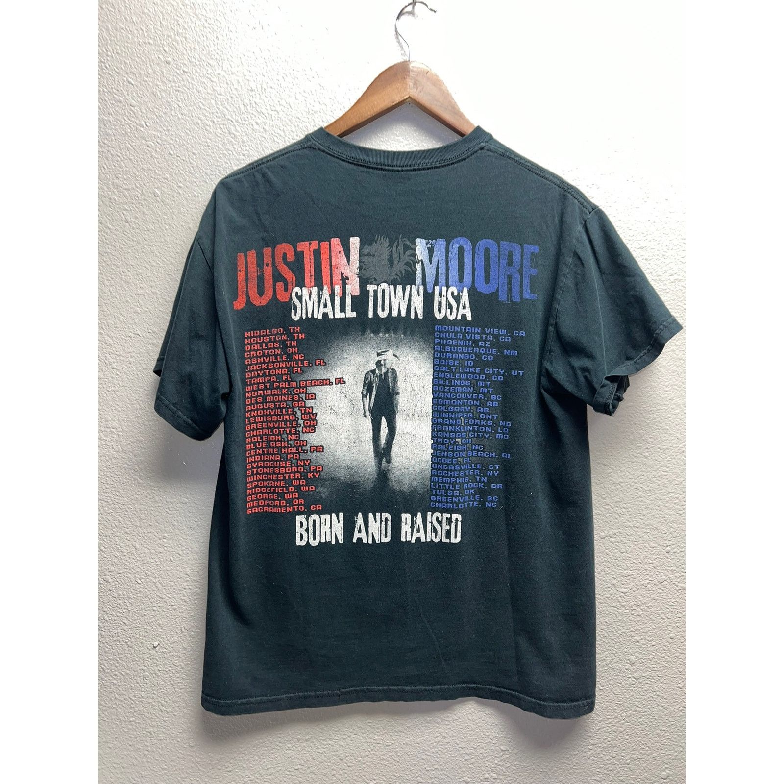 Gildan Justin Moore Tour Shirt Small Town USA Born Raised Tee M Size US M / EU 48-50 / 2 - 6 Thumbnail