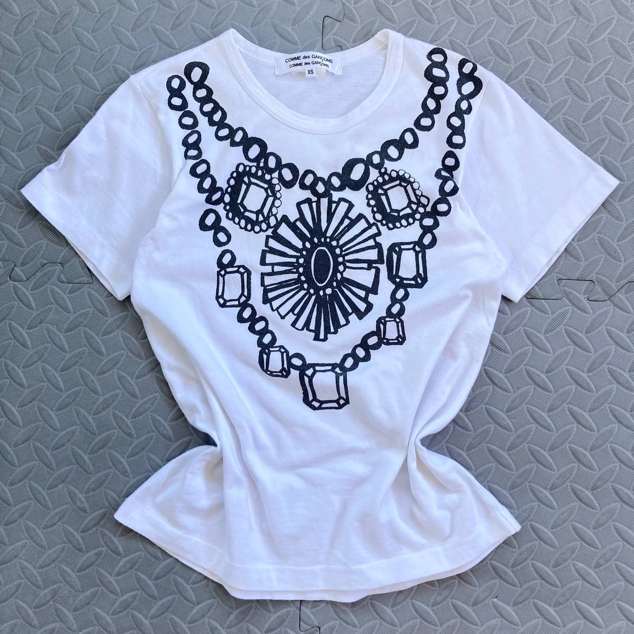 Comme des Garcons Jewel Necklace Print Tee Size XS / US 0-2 / IT 36-38 - 1 Thumbnail