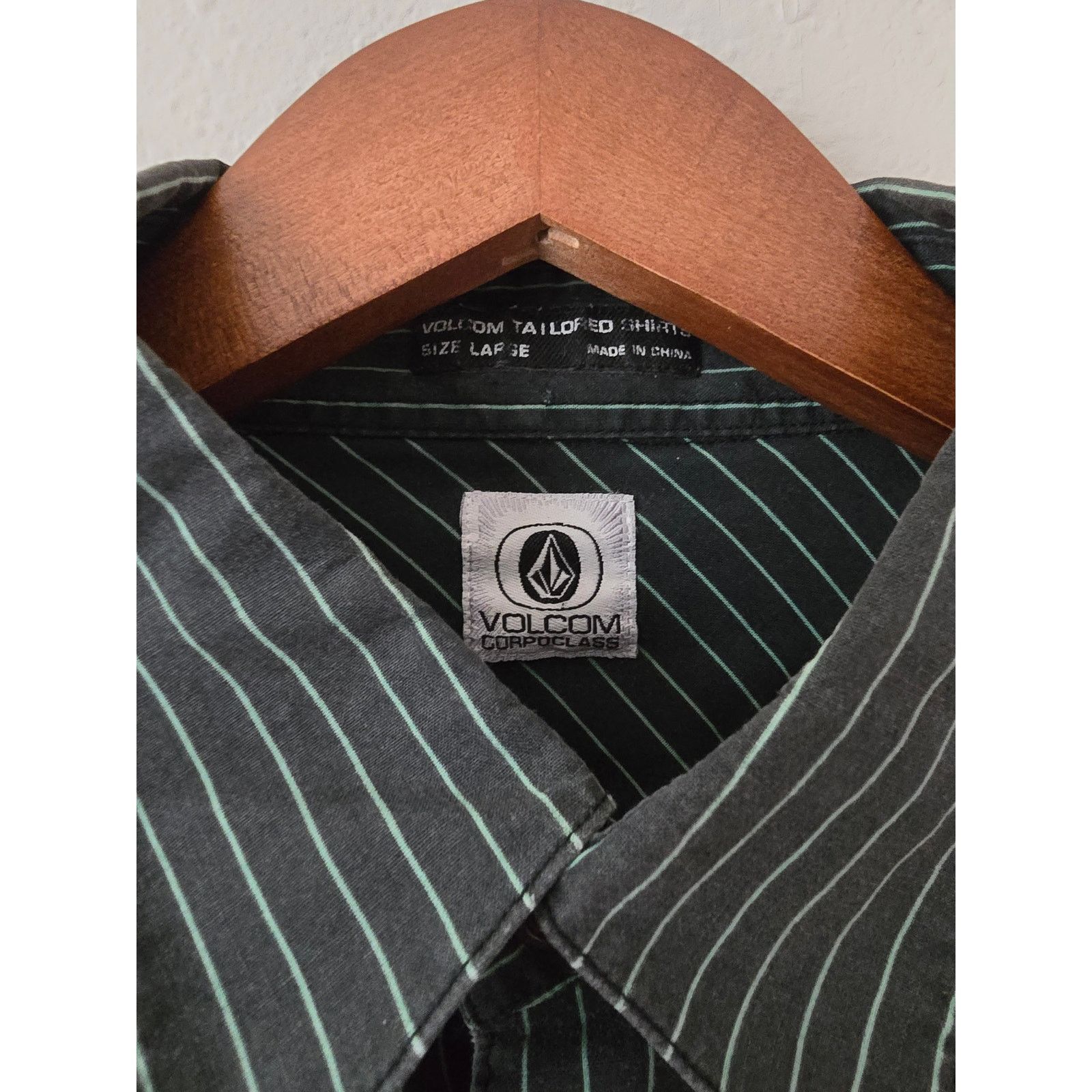 Other Volcom Button Up Large Shirt Pinstripe Casual Black Skater Size US L / EU 52-54 / 3 - 4 Thumbnail