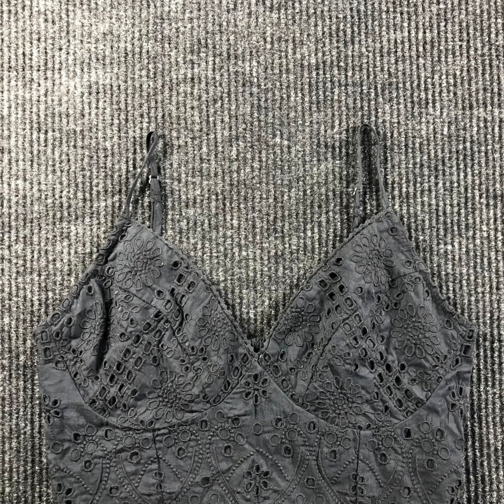 Abercrombie & Fitch Abercrombie & Fitch Black Eyelet Floral Embroidered Smocked Crop Top Womens M Size M / US 6-8 / IT 42-44 - 2 Thumbnail