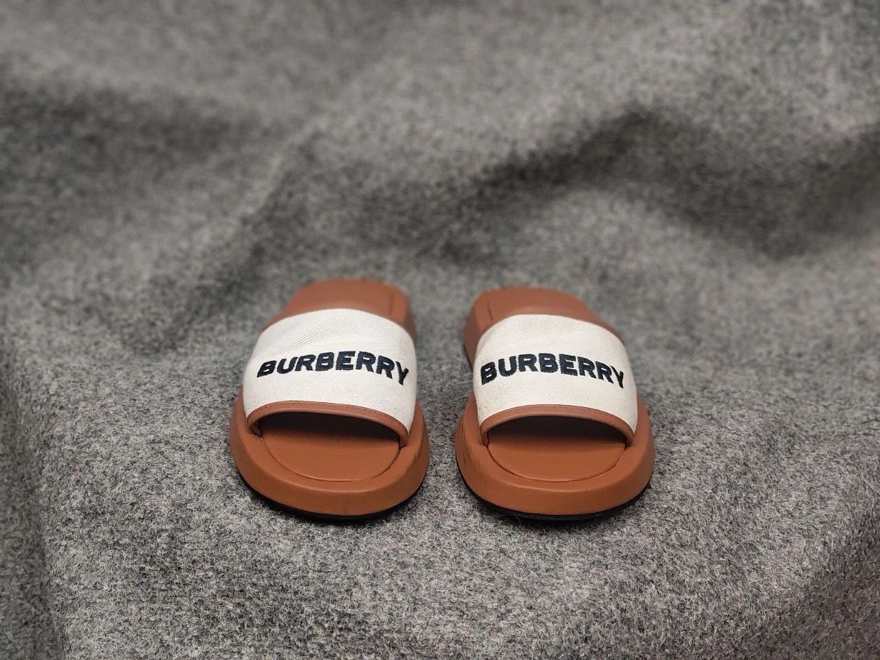 Burberry Burberry Buckingham Brown Logo Slides in Canvas & Leather Size US 9 / IT 39 - 1 Thumbnail