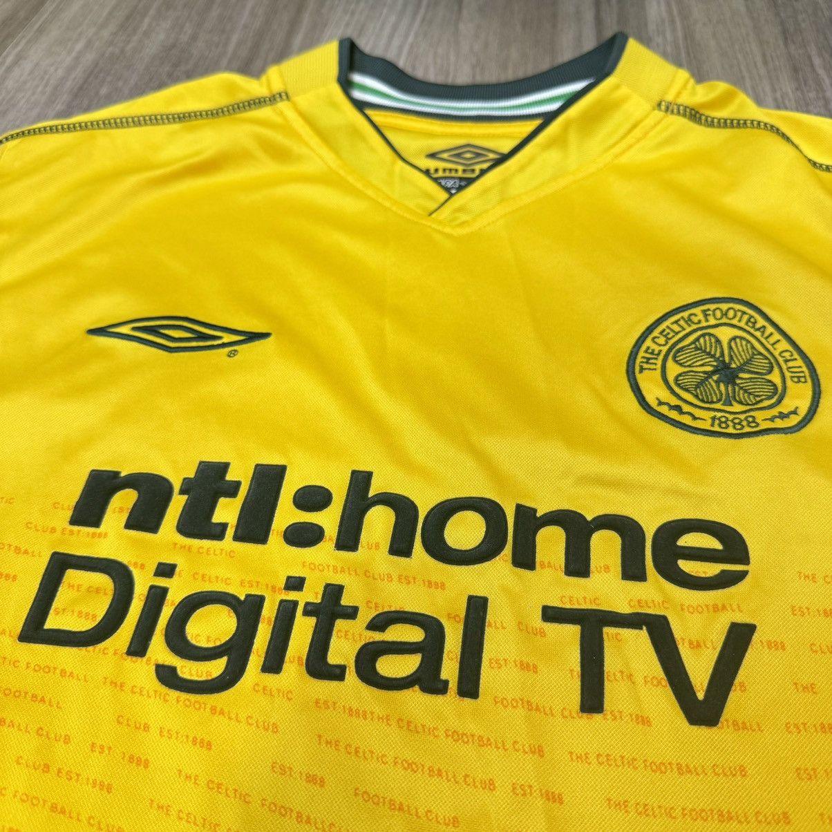 Umbro Celtic 02/03 away shirt Size US M / EU 48-50 / 2 - 3 Thumbnail