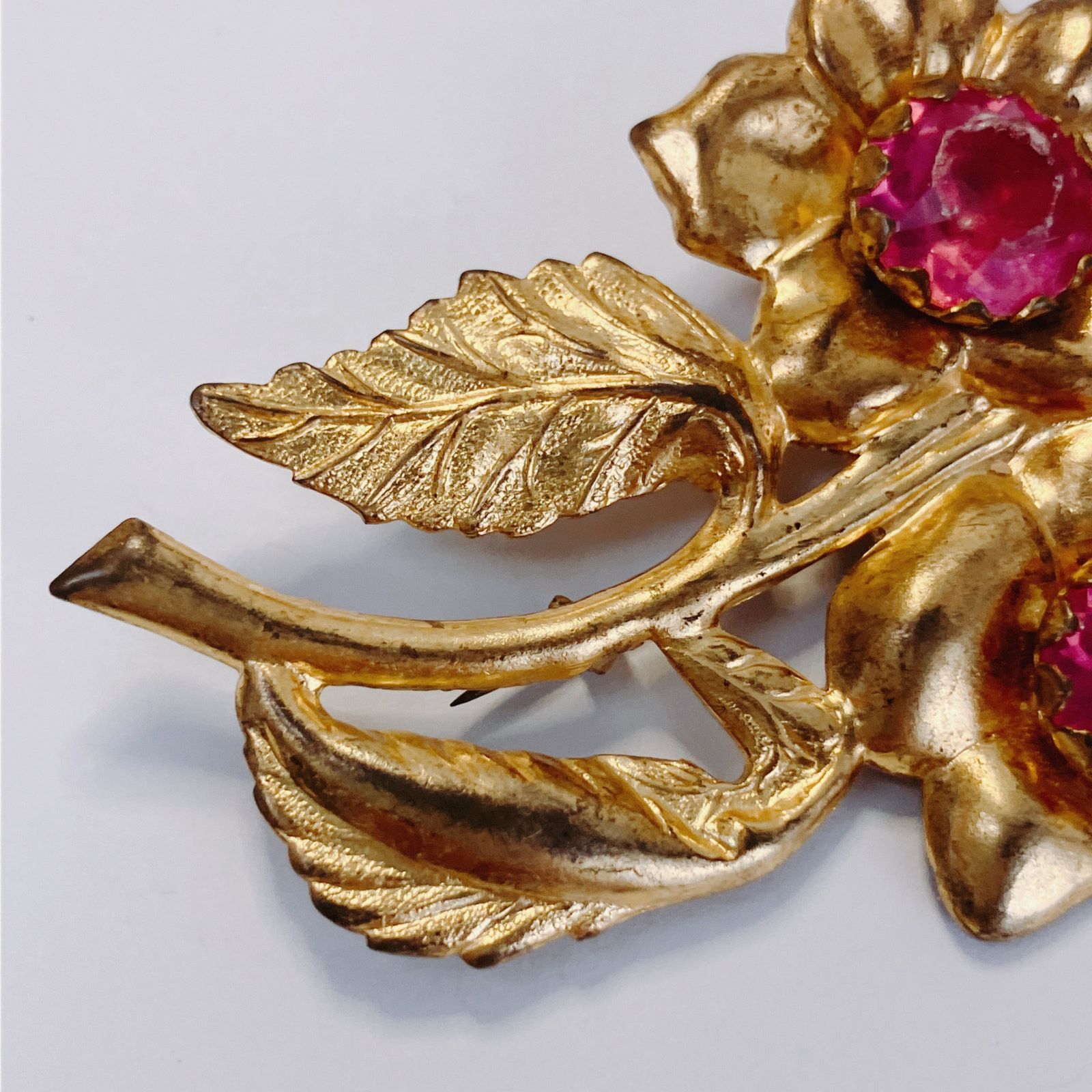 Vintage Big Vintage 1940s Gold Tone Pink Rhinestone Floral Brooch Size ONE SIZE - 6 Thumbnail