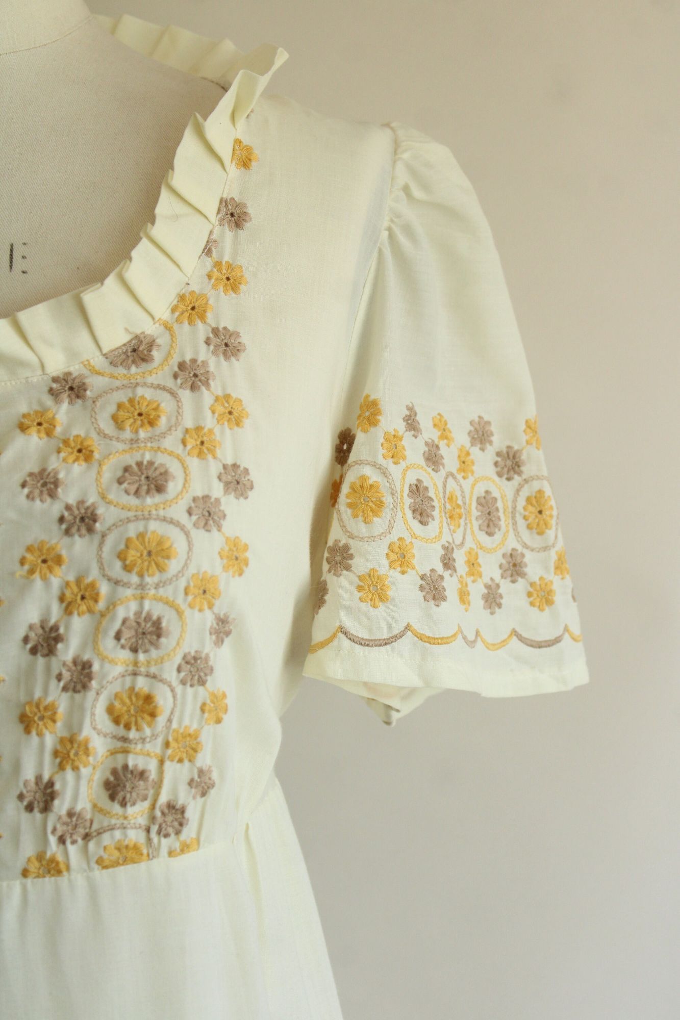 Vintage Vintage 1970s Dress, Yellow Embroidered Boho Maxidress with Size S / US 4 / IT 40 - 4 Thumbnail