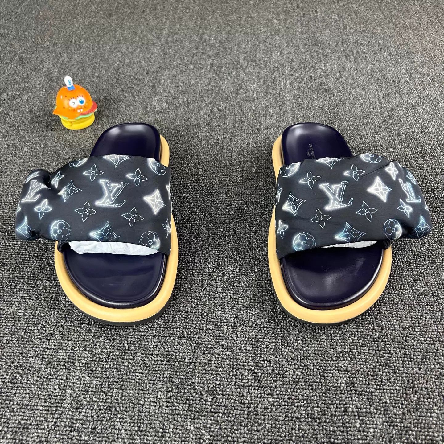 Louis Vuitton Louis Vuitton Collab Monogram Slippers EUR37 HB6805 Size US 6.5 / IT 36.5 - 2 Thumbnail