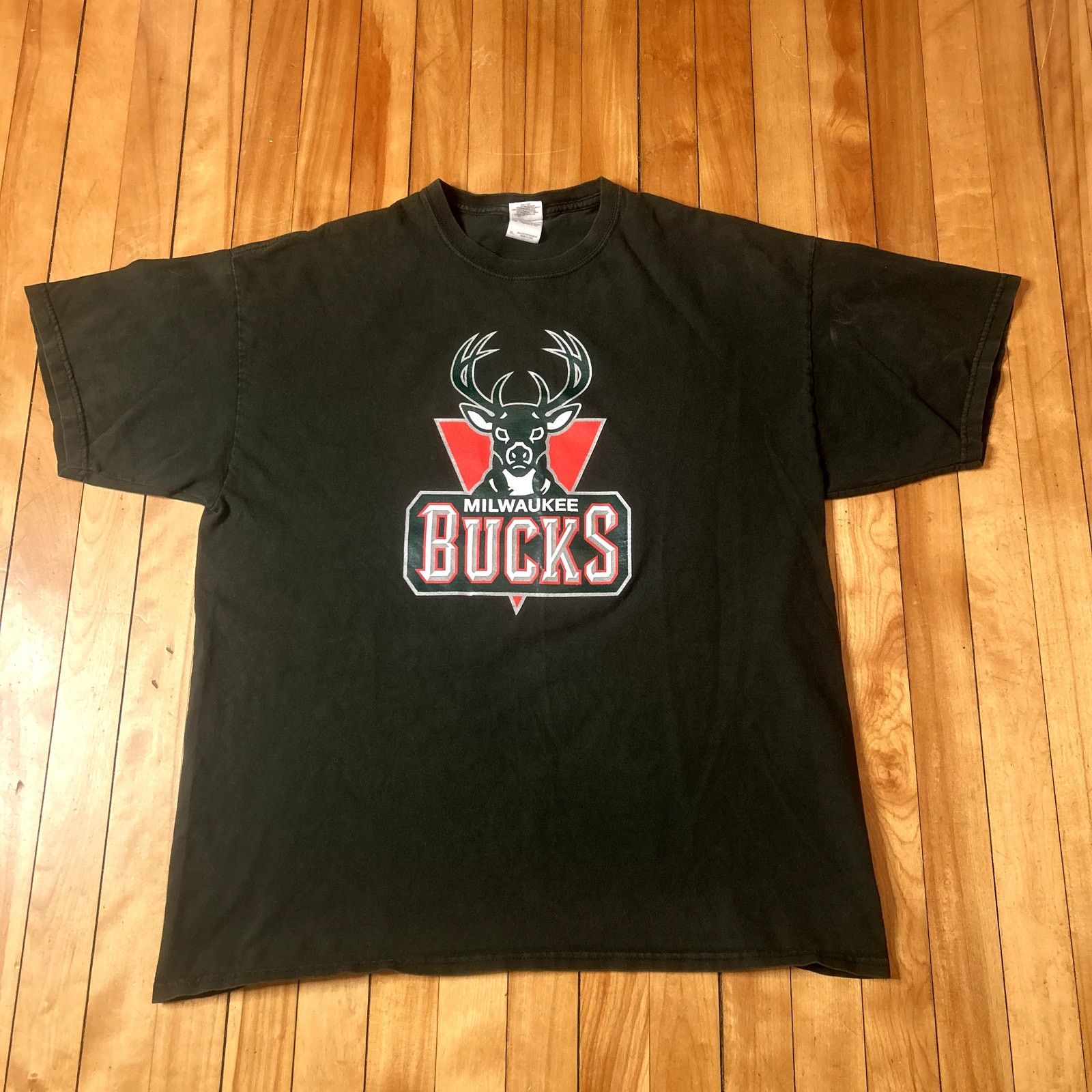 Gildan Y2K Milwaukee Bucks Green T-Shirt XL Size US XL / EU 56 / 4 - 1 Thumbnail