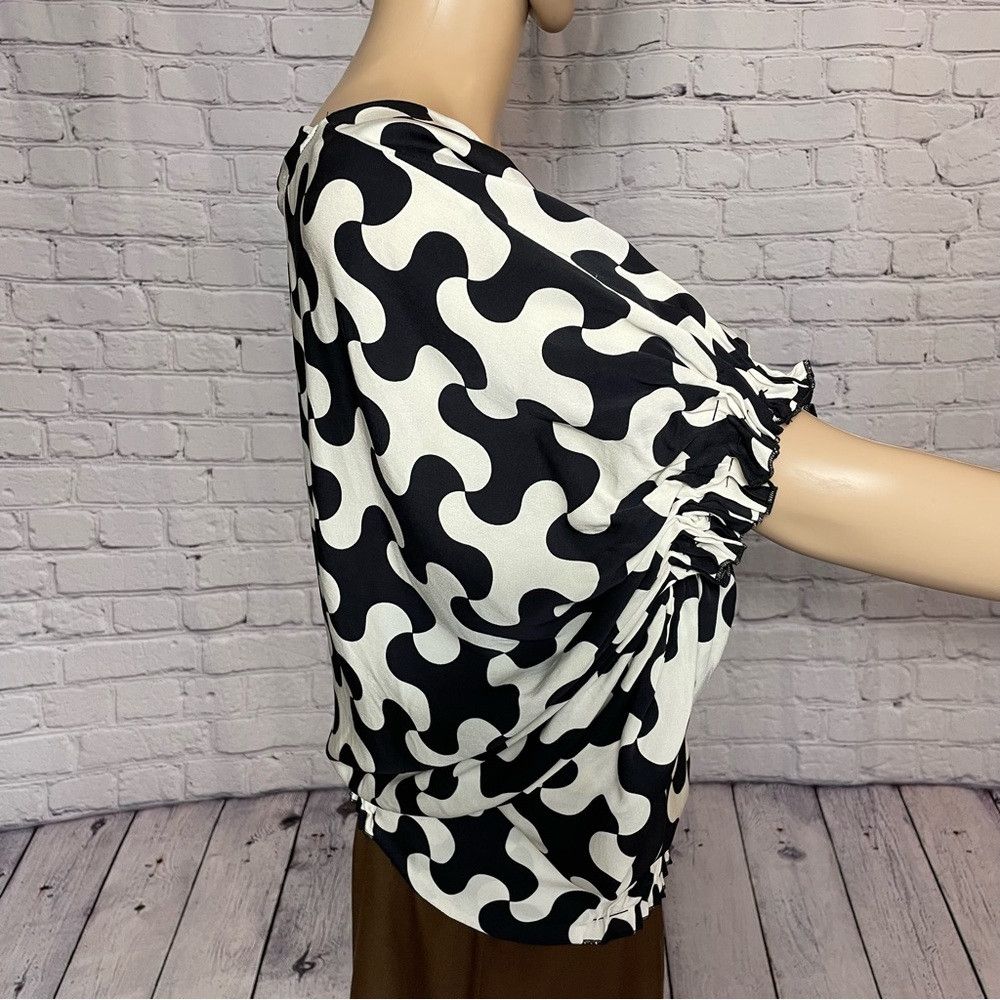 Diane von Furstenberg Diane Von Furstenberg Silk Black White Short Sleeve Blouse Size XS / US 0-2 / IT 36-38 - 5 Thumbnail