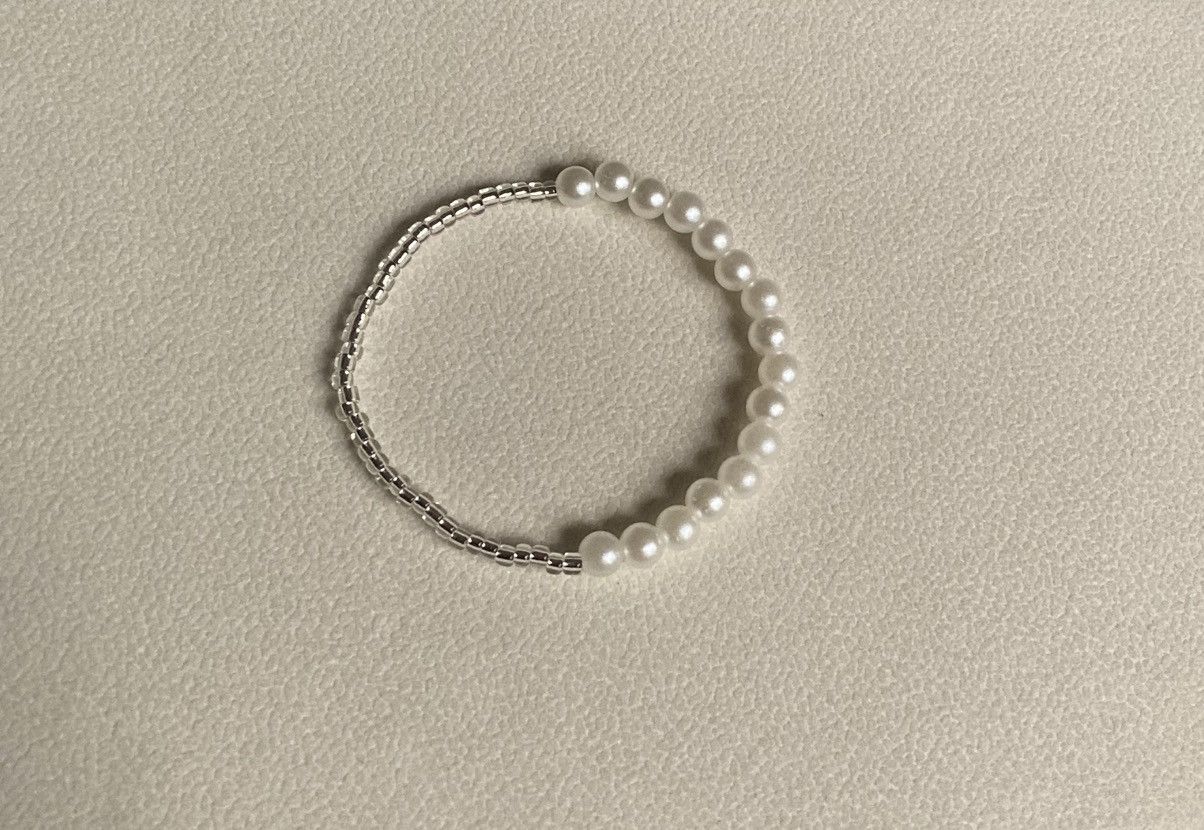 Other Silver coloured and faux pearl bracelet Size ONE SIZE - 1 Preview