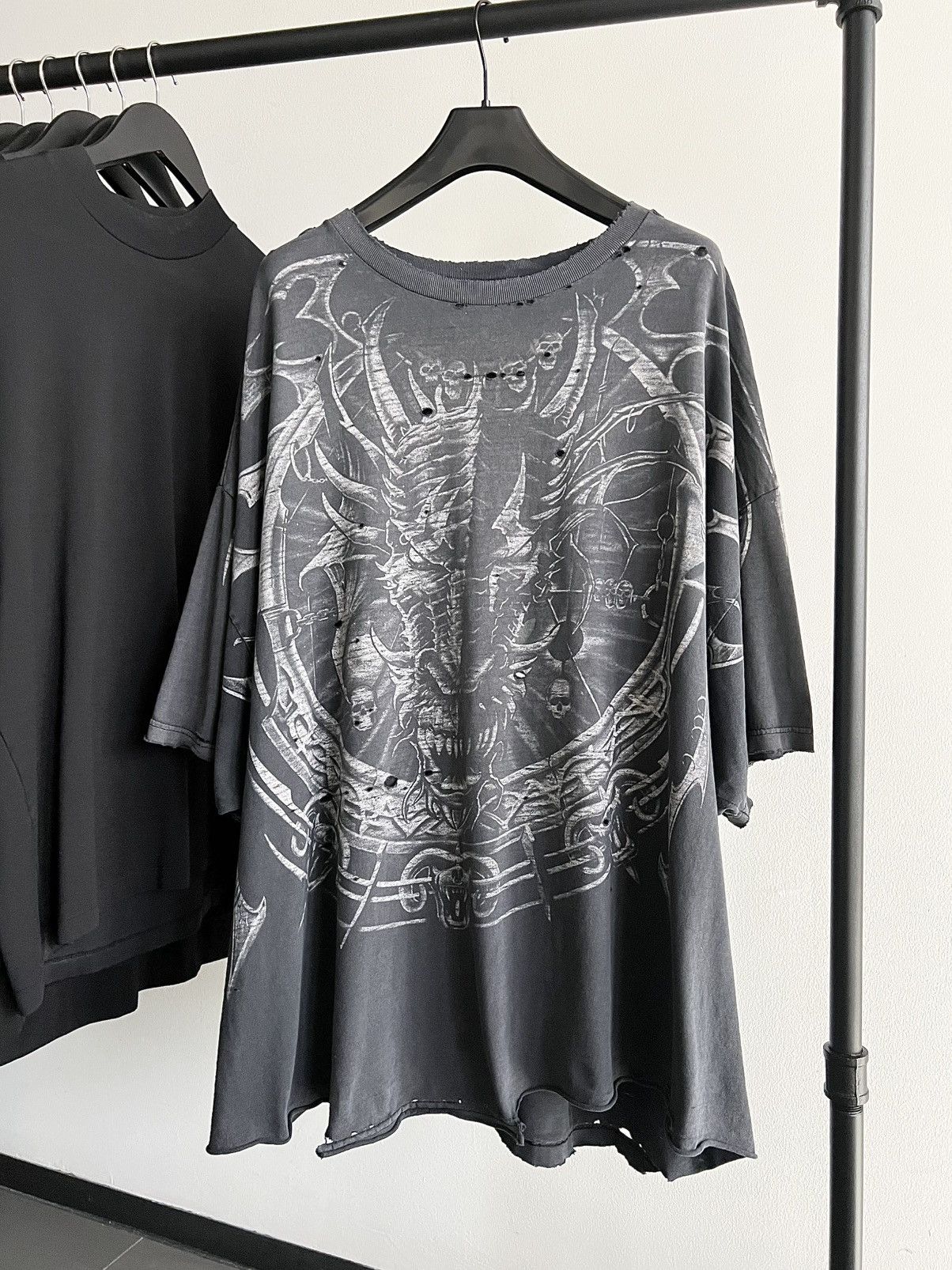 Vintage Vintage Perfectly Thrashed 90s Oversized Dragon Tee Size US XL / EU 56 / 4 - 1 Thumbnail
