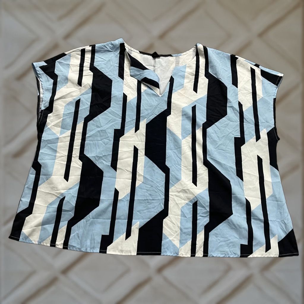 Shein Shein Curve Blouse Women 4XL Multicolor Geometric V-Neck Short Sleeve Casual Top Size XXL / US 16-18 / IT 52-54 - 1 Thumbnail