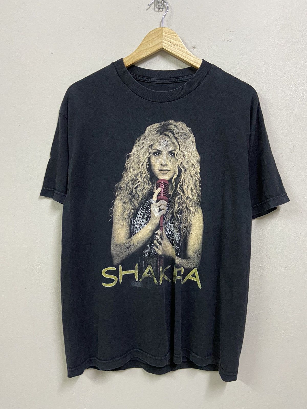 Band Tees × Vintage Vintage Y2K 2018 Shakira Eldorado Tour Tee Size US L / EU 52-54 / 3 - 1 Thumbnail