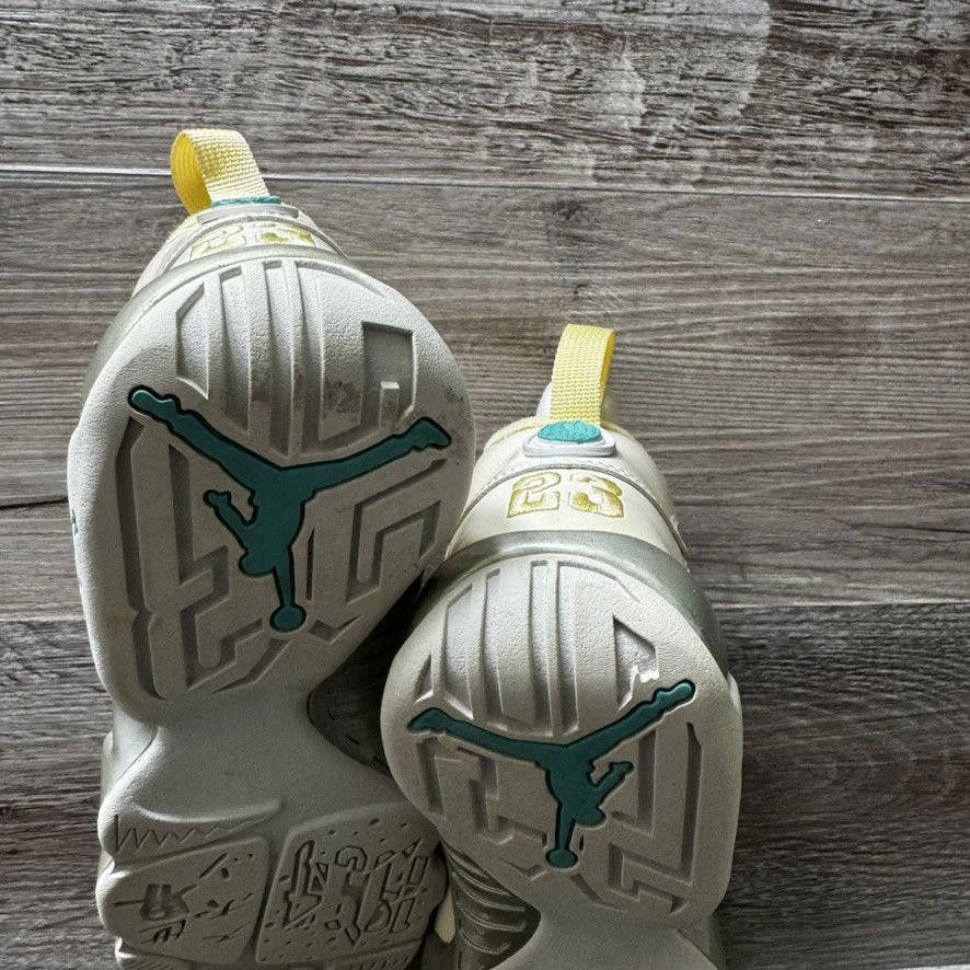 Nike NIKE • JORDAN 9 GS Retro "White Turquoise" (7M) Size US 7 / EU 40 - 12 Thumbnail