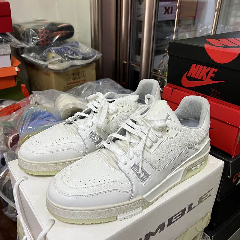 Louis Vuitton Louis Vuitton Trainer Low Top Sneakers in White 0079 Size US 10.5 / EU 43-44 - 1 Thumbnail