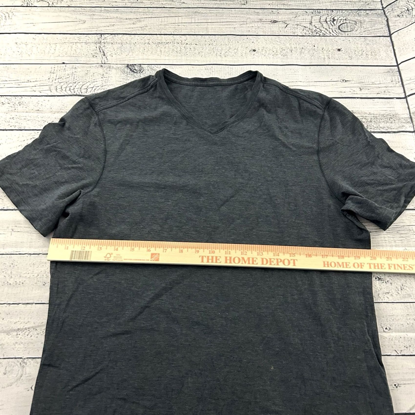 Lululemon Lululemon Short Sleeve T-Shirt V-Neck Men Large Gray Shirt Men L V-Neck Activewear Short Sleeve T-Shirt Gray Size US L / EU 52-54 / 3 - 4 Thumbnail
