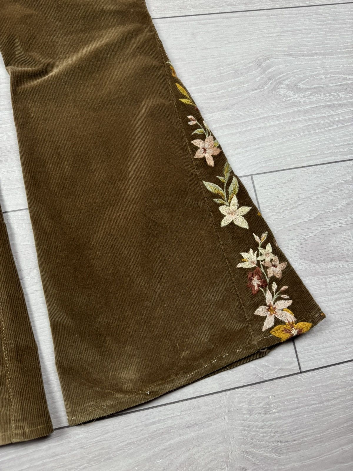 Other Driftwood Velvet Floral Embroidered Corduroy Flare Jeans Size 32" / US 10 / IT 46 - 7 Thumbnail