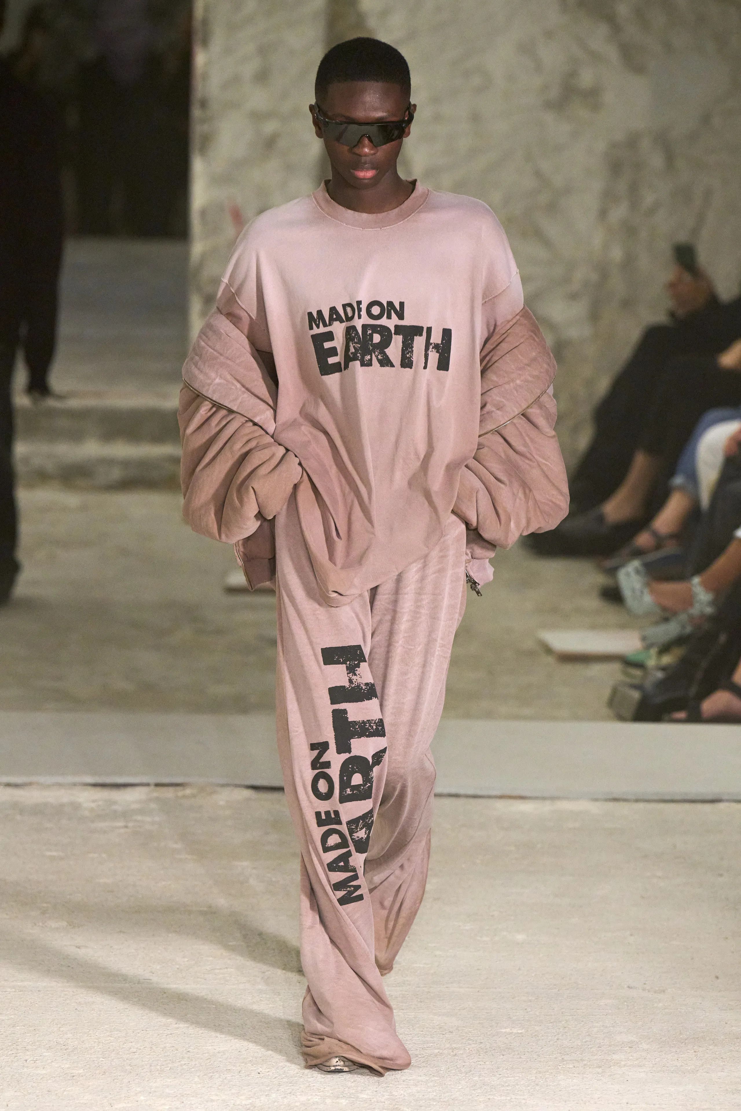 Vetements Runway Faded Beige Made on Earth Oversized T-Shirt Size S / US 4 / IT 40 - 5 Thumbnail