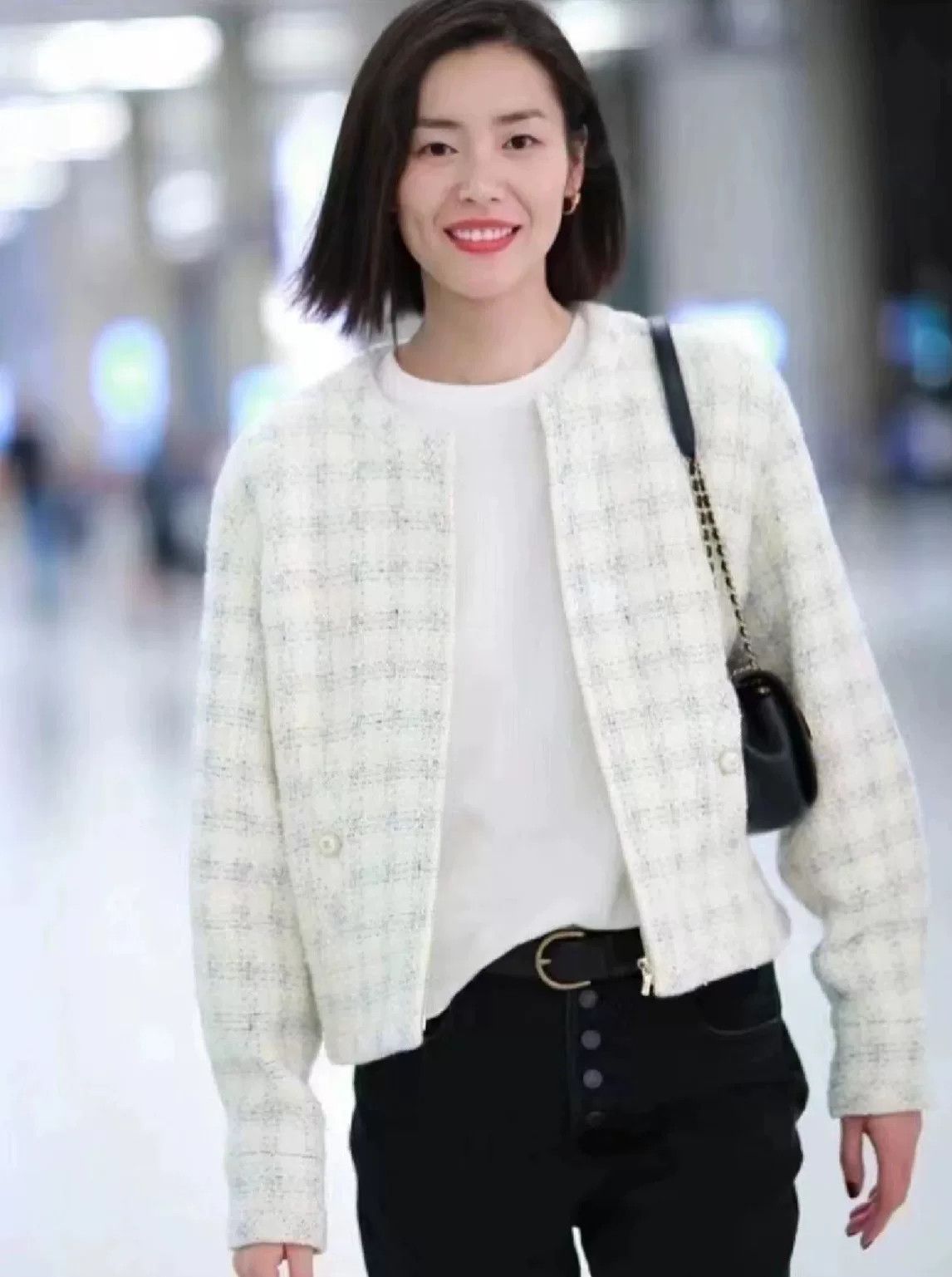 Chanel Chanel 19B White Tweed Coat Size XXS / US 00 / IT 34 - 1 Thumbnail