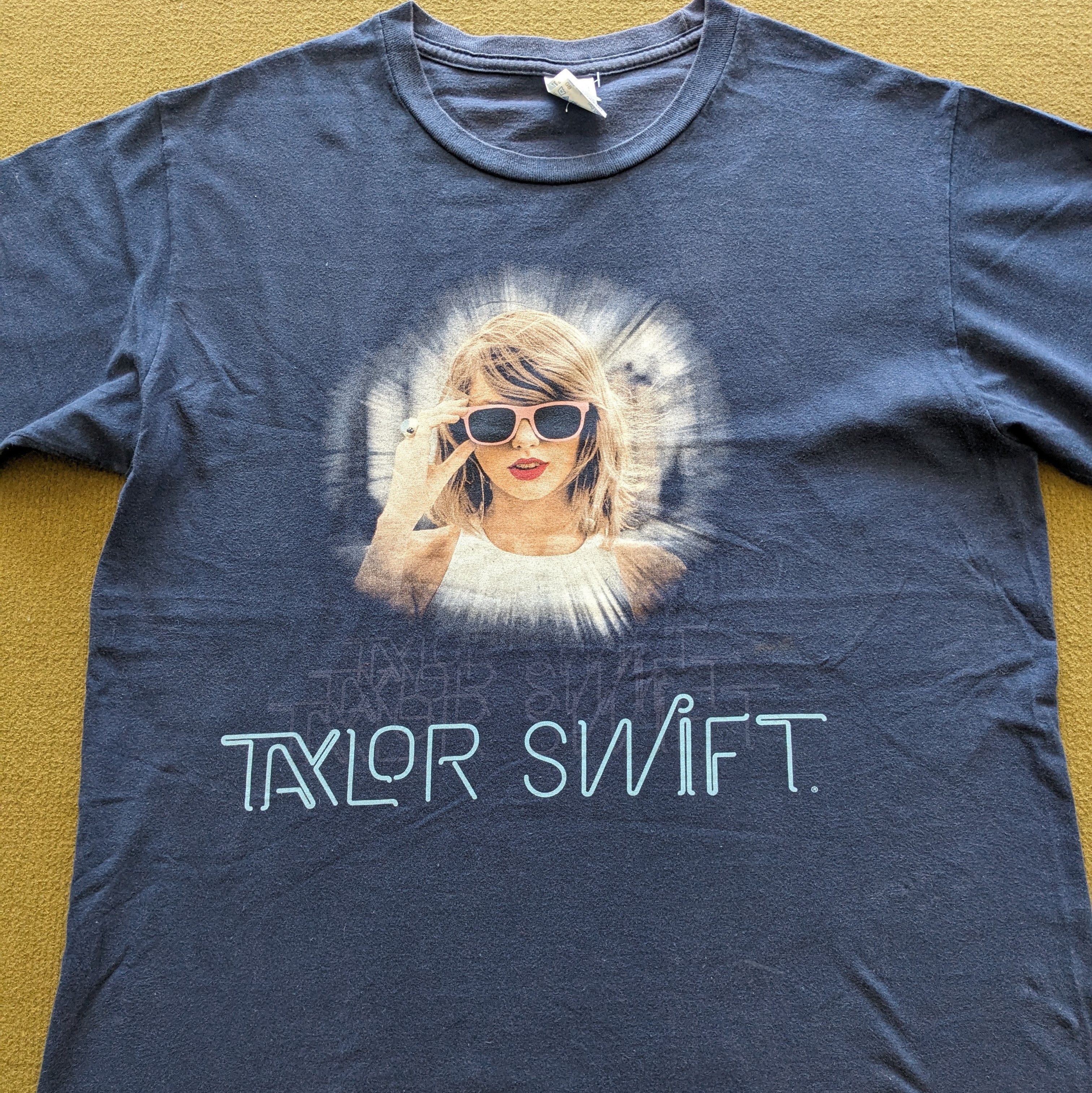 Band Tees Vintage TAYLOR SWIFT 1989 Tour Singer T-shirt Size US M / EU 48-50 / 2 - 2 Thumbnail