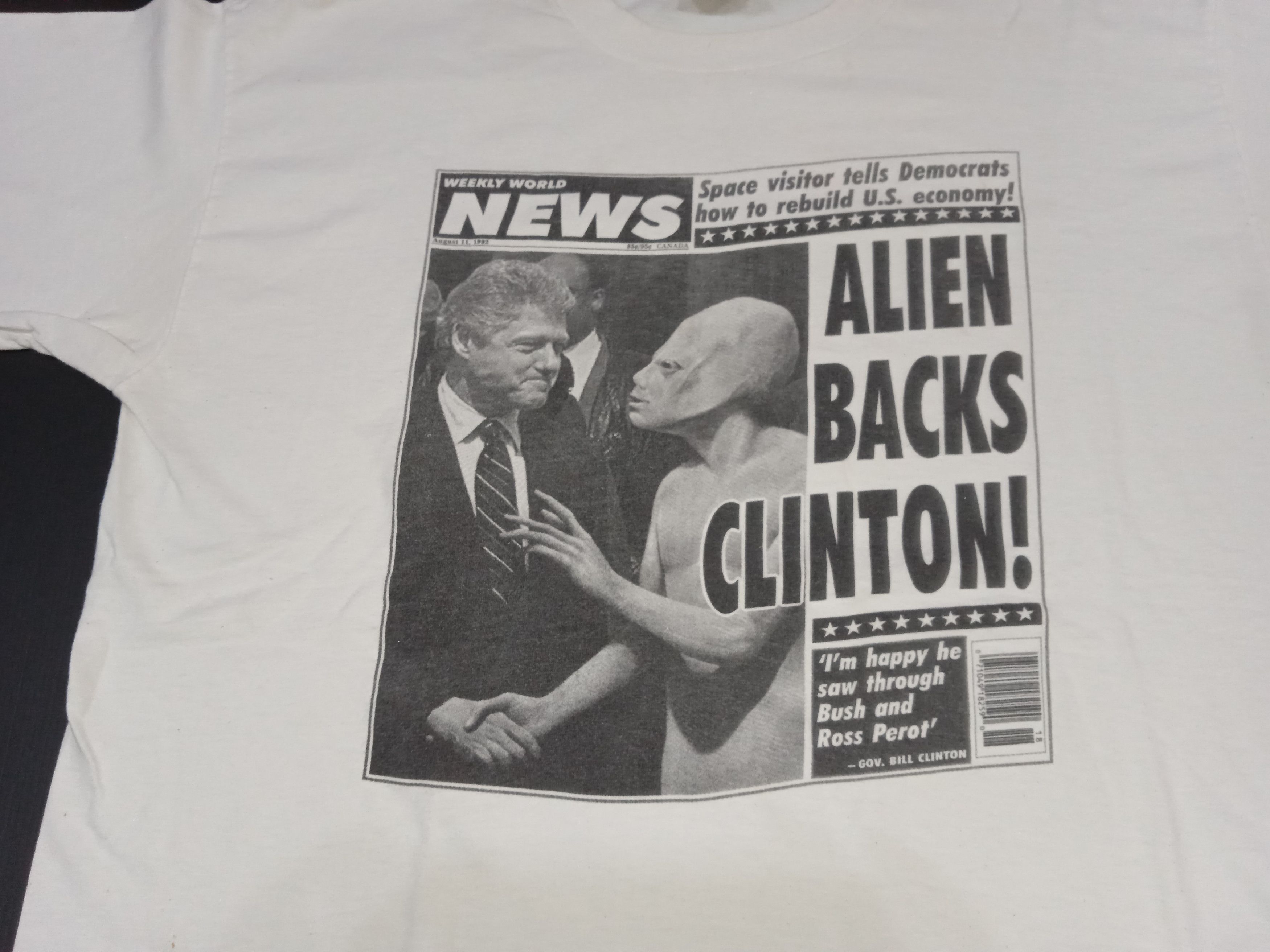 Vintage Vintage 90s Alien Backs Clinton Newspaper T-Shirt Size US XL / EU 56 / 4 - 5 Thumbnail