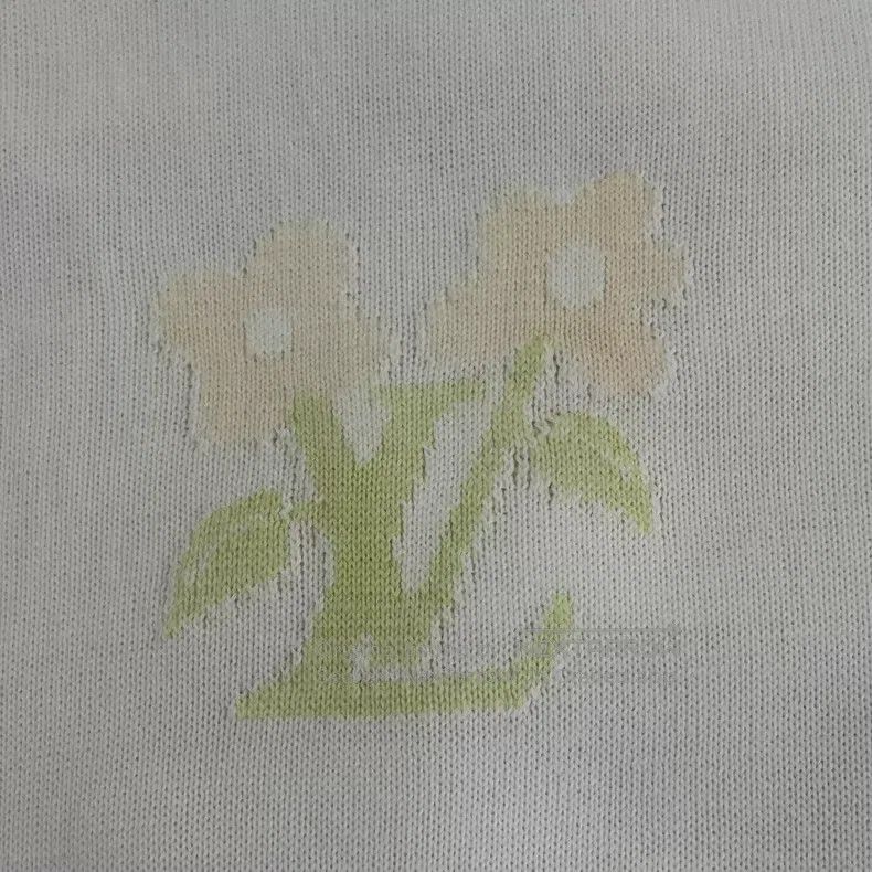 Louis Vuitton Louis Vuitton White Flower Logo Embroidery Knit Crew Neck Size US XL / EU 56 / 4 - 7 Thumbnail
