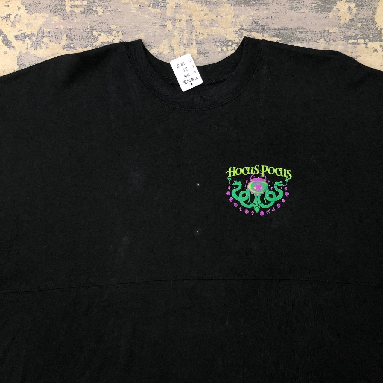 Disney T523 VTG DISNEY WITCHES HOCUS POCUS TEE Size US XL / EU 56 / 4 - 4 Thumbnail