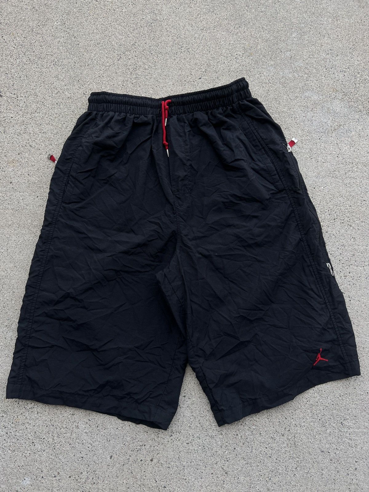 Jordan Brand 2000s Jordan Black/Red Relaxed Fit Hybrid Shorts Size L Size US 36 / EU 52 - 1 Thumbnail