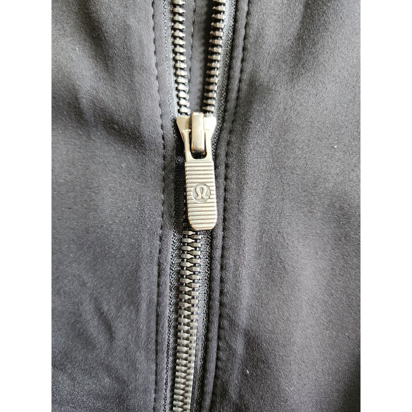 Lululemon Lululemon Swept Along Black Bomber Jacket Large Cinch Hem Size L / US 10 / IT 46 - 6 Thumbnail