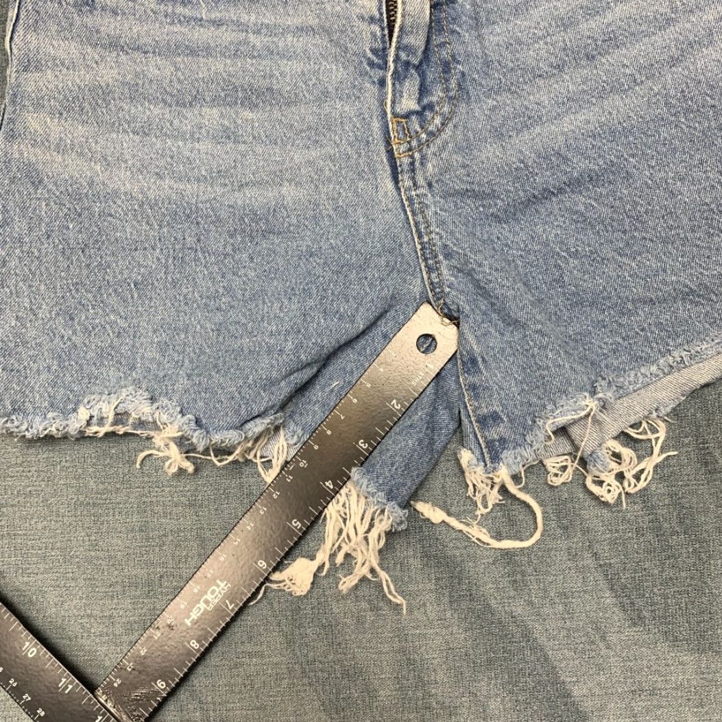 H&M H&M Cut-Off Shorts Womens 2 Blue Denim Cotton Stretch Frayed Hem Streetwear Shorts Womens 2 Blue Denim Cotton Stretch Frayed Hem Streetwear Size 26" / US 2 / IT 38 - 6 Thumbnail