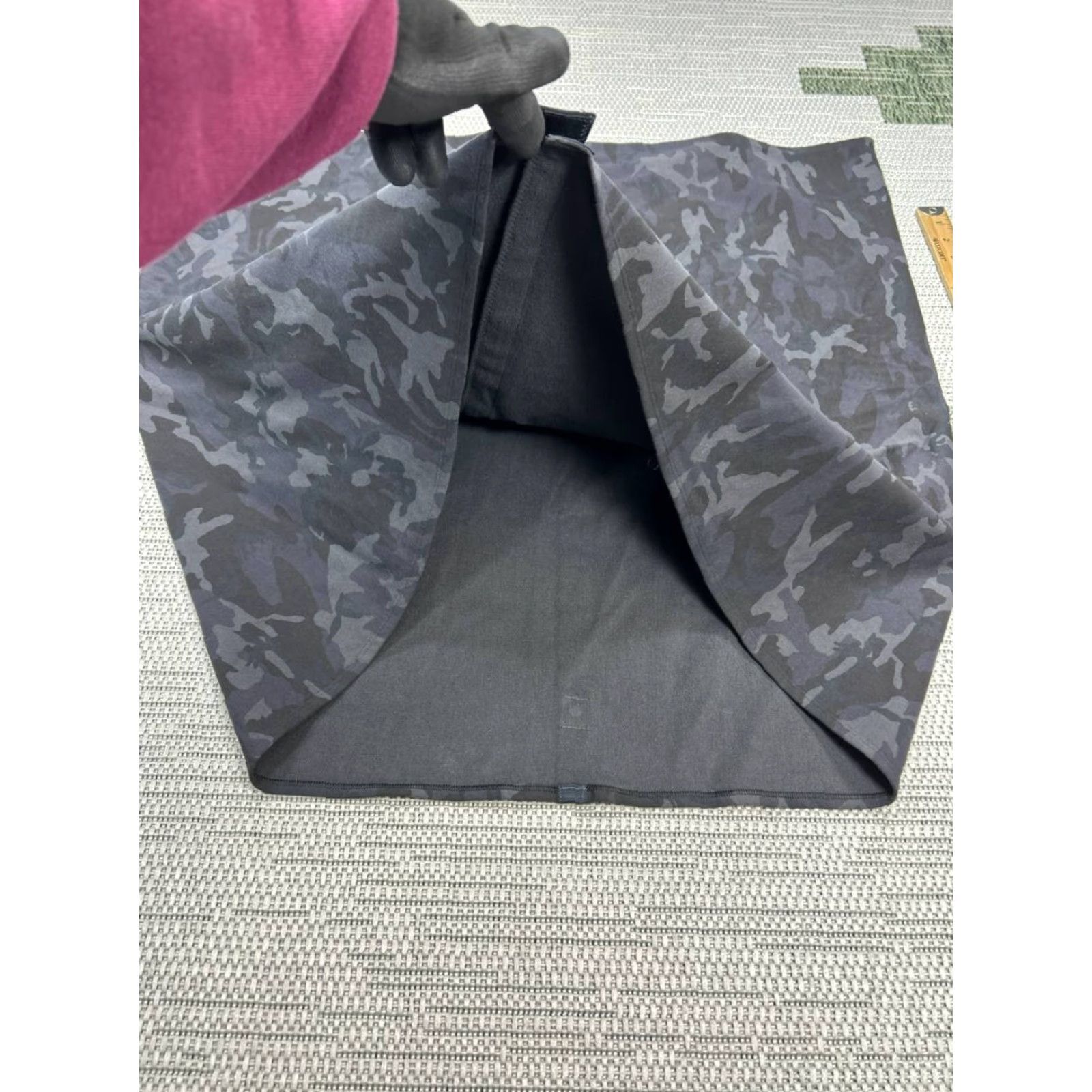 Lululemon Lululemon Vinyasa Wrap Scarf Womens Multicolor Camouflage Sweat Wicking Infinity Scarf Secure Button Casual Outdoor Knit? Size ONE SIZE - 6 Thumbnail