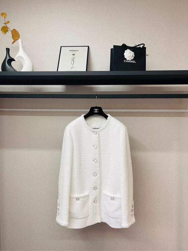 Chanel Chanel White Tweed Coat with Pockets- DMC Size US M / EU 48-50 / 2 - 1 Thumbnail
