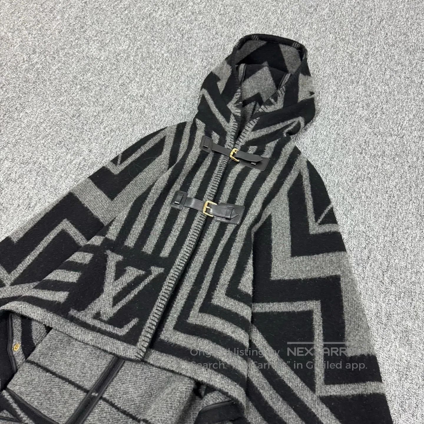 Louis Vuitton Louis Vuitton Large logo; geometric lines; cashmere cloak Size S / US 4 / IT 40 - 3 Thumbnail