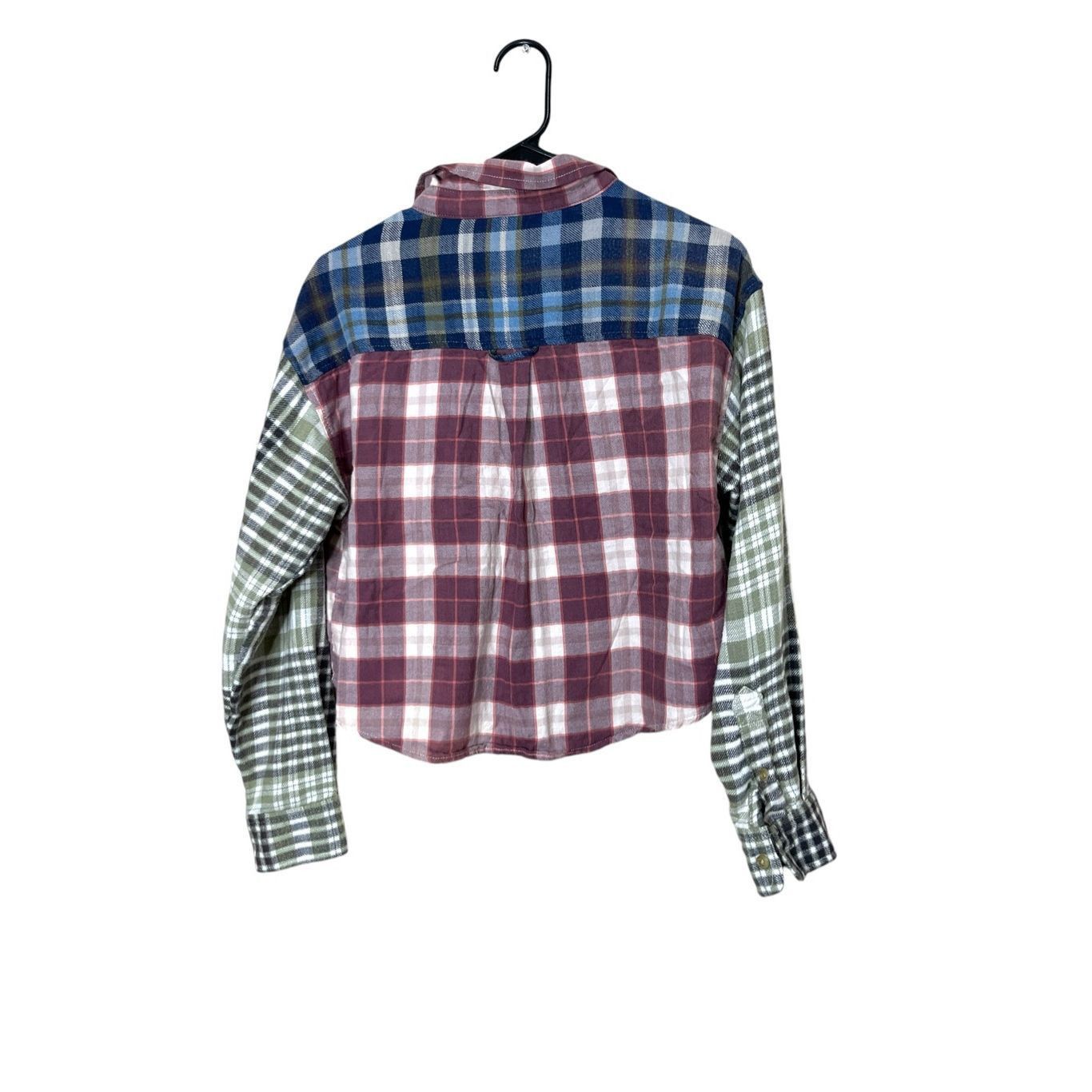 American Eagle Outfitters AMERICAN EAGLE Cozy Cabin Cropped Patchwork Plaid Flannel Sh Size S / US 4 / IT 40 - 6 Thumbnail