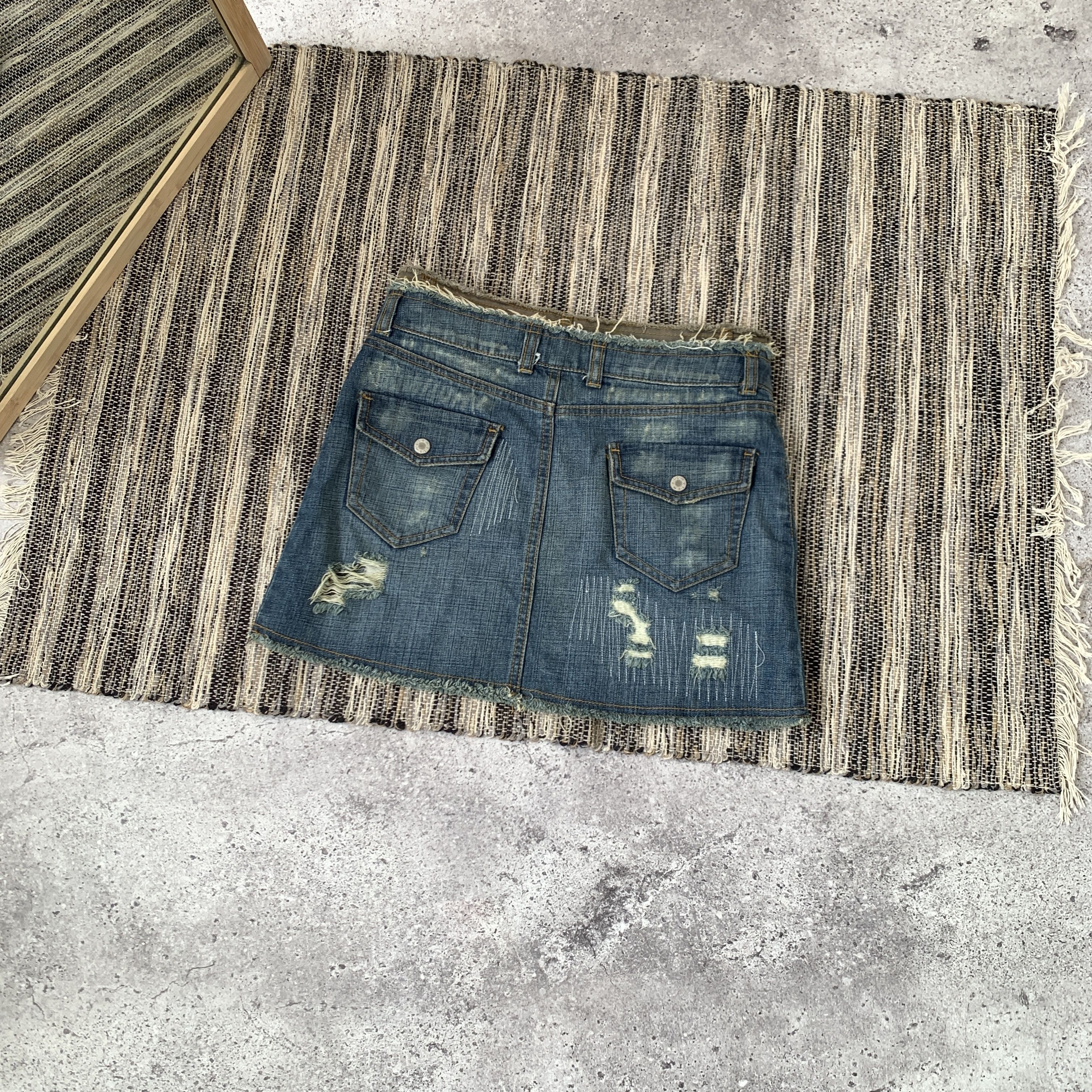 Japanese Brand Vintage Y2K Faded Women's Blue Denim Low RIse Mini Skirt Size 24" / US 00 / IT 34 - 2 Thumbnail