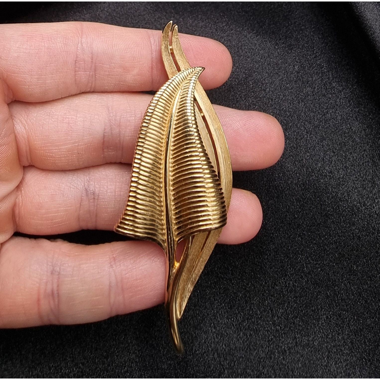 Vintage Vintage TRIFARI Signed 1960s Gold-Tone Leaf Brooch Elegant T Size ONE SIZE - 5 Thumbnail