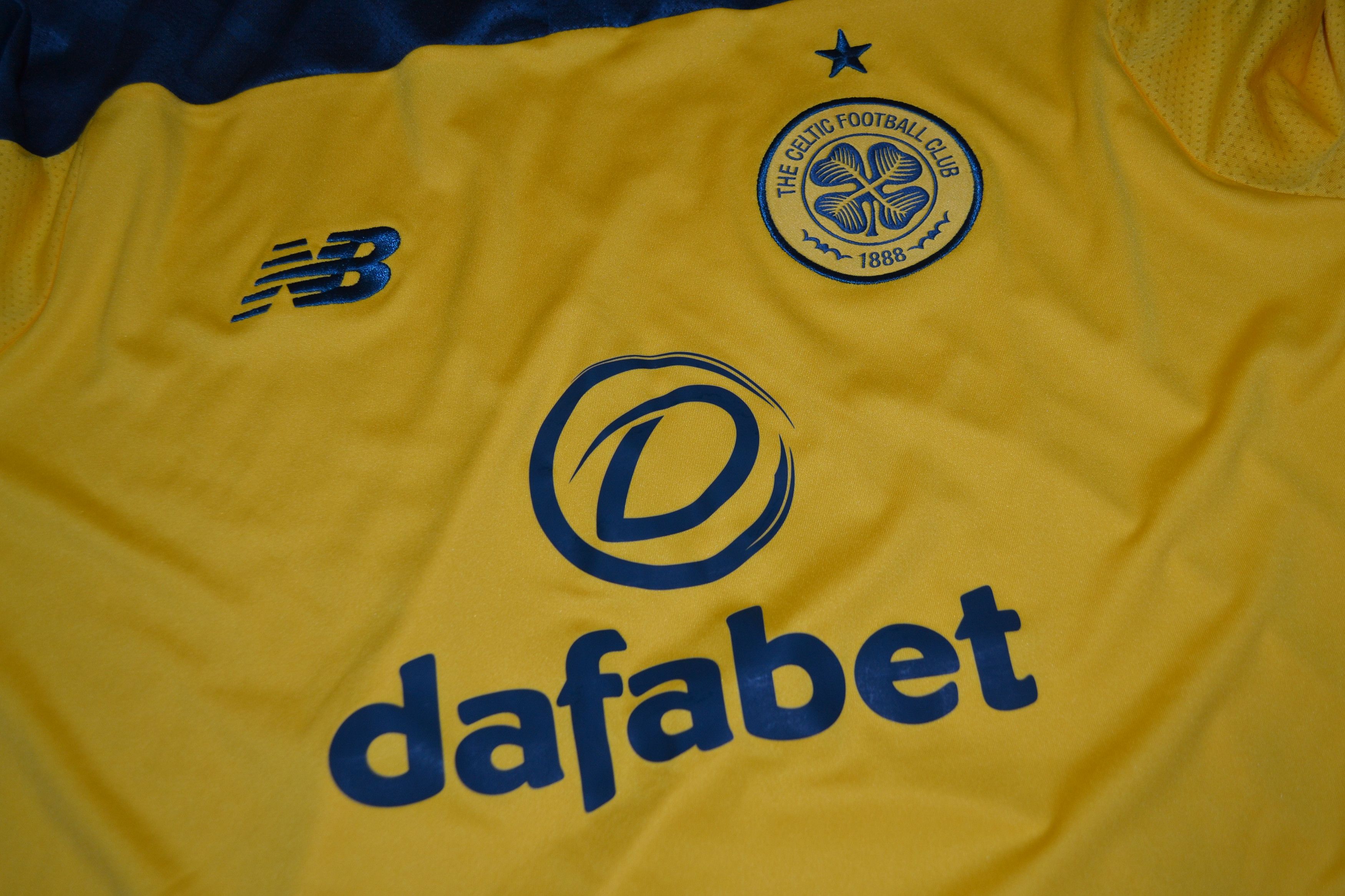 New Balance Celtic Glasgow Away Football Shirt 2019 2020 Jersey Size US L / EU 52-54 / 3 - 4 Thumbnail