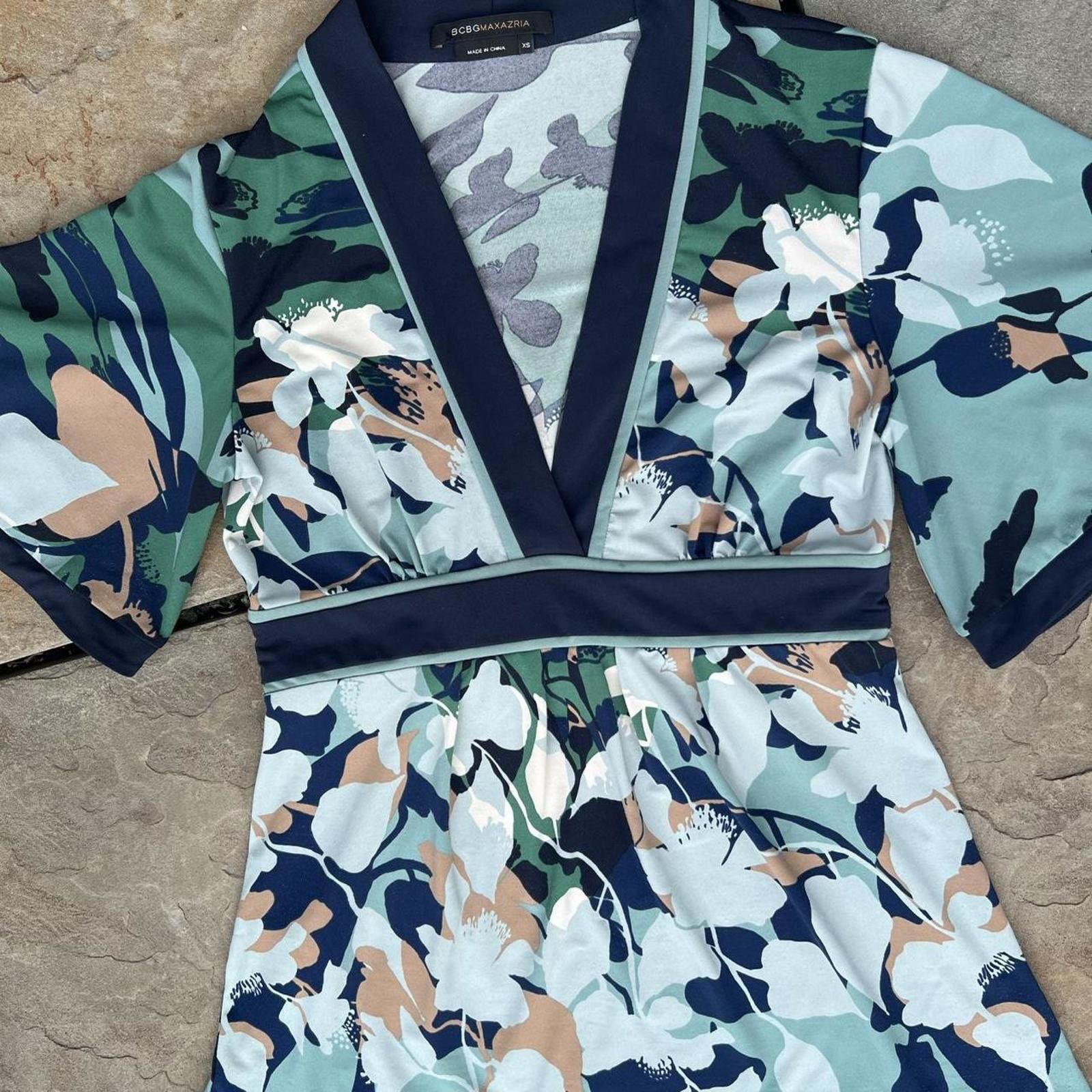 Bcbgmaxazria Teal Blue Floral V-neck Blouse Size XS / US 0-2 / IT 36-38 - 2 Thumbnail