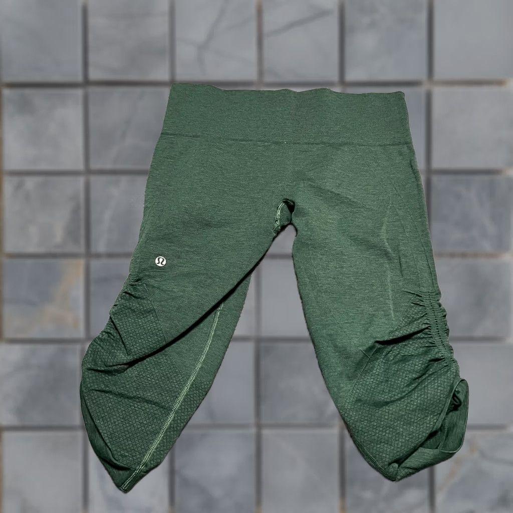 Lululemon Lululemon Leggings Cropped Womens 8 In The Flow Crop II Seamless Green Size 30" / US 8 / IT 44 - 1 Thumbnail