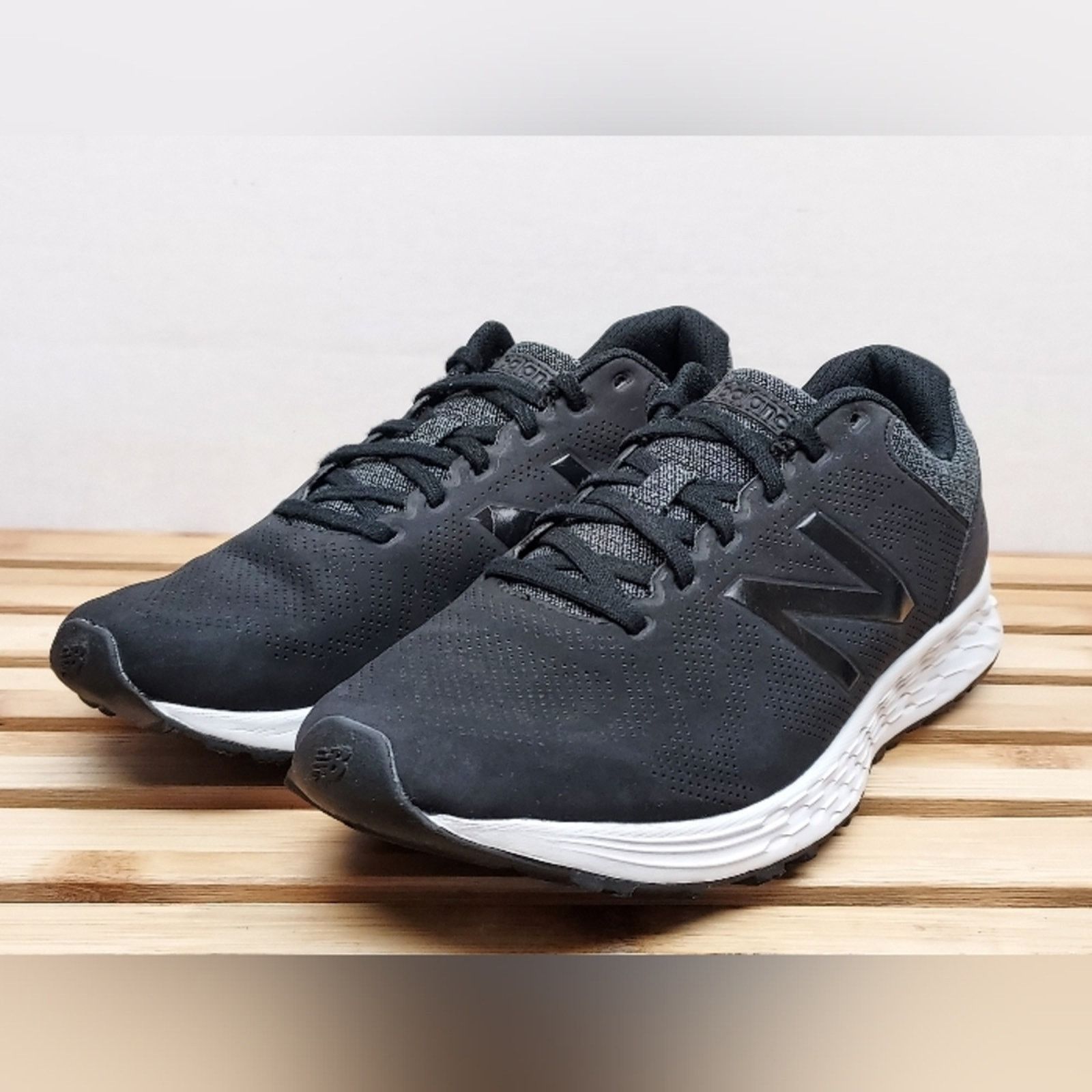 New Balance New Balance Womens Black ROAV Arishi Athletic Shoes Size 9 Size US 9 / IT 39 - 1 Thumbnail