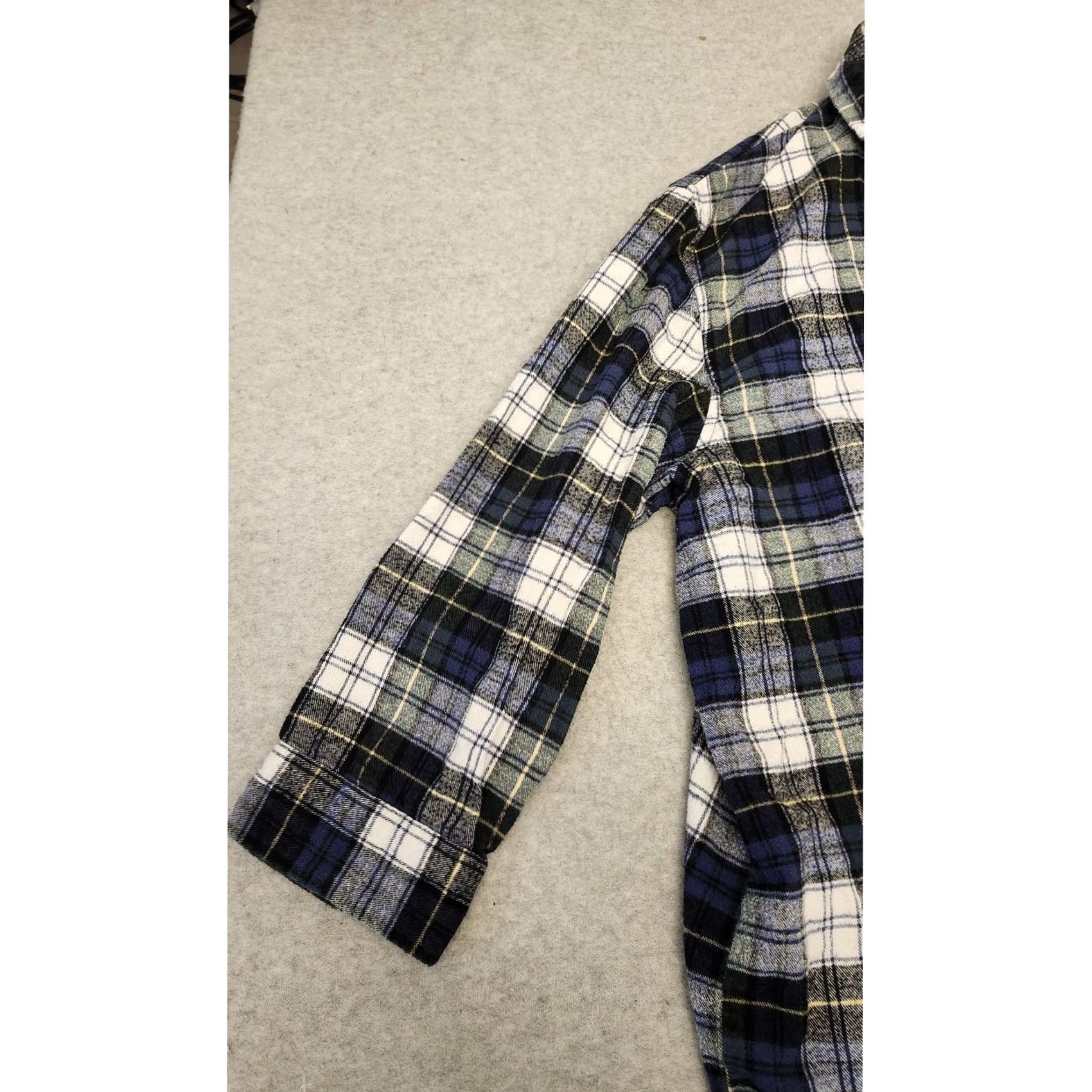 Vintage VINTAGE? No. LL Bean Shirt Mens Large Blue Green Plaid Flannel Button Front L REG Size US L / EU 52-54 / 3 - 7 Thumbnail