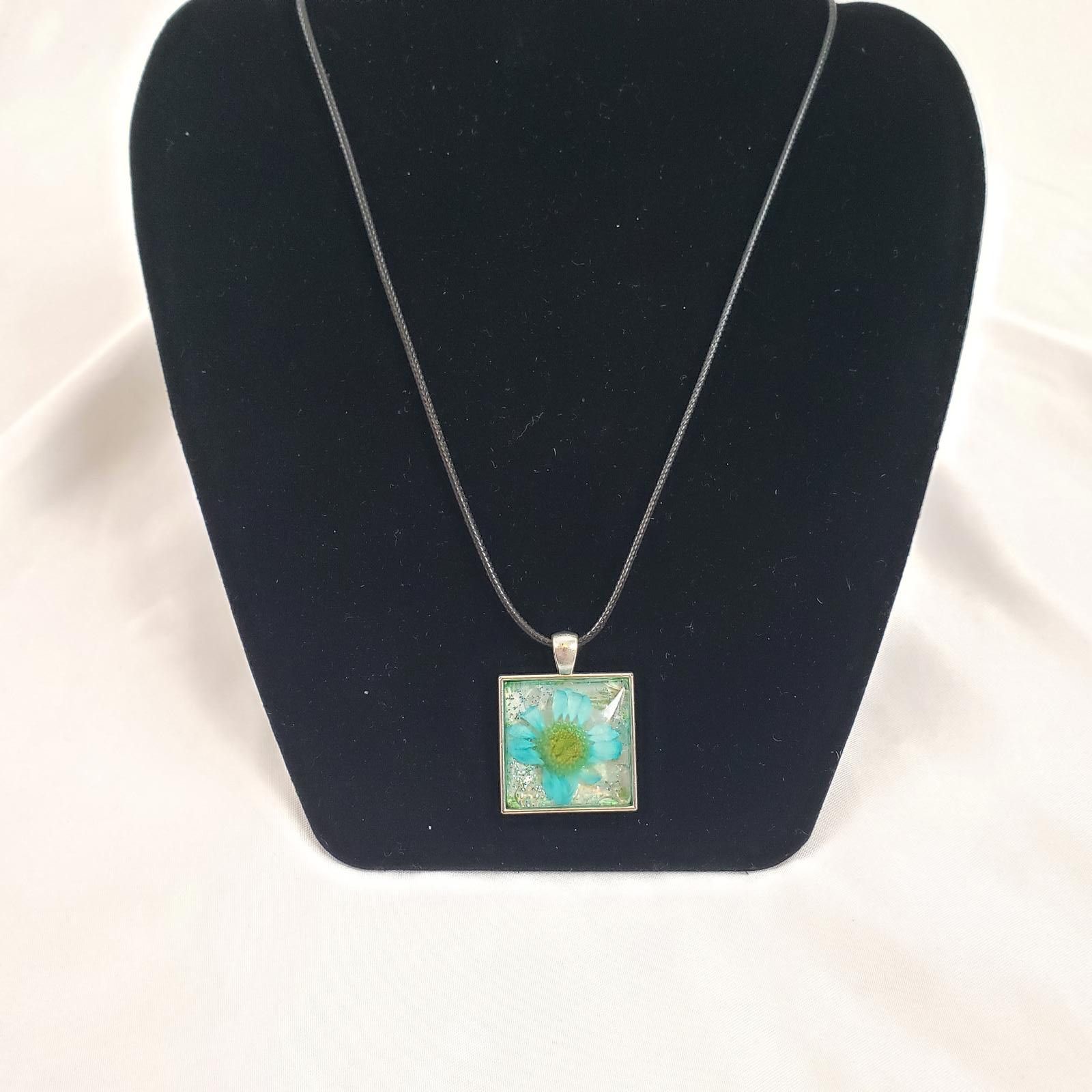 Designer Stunning Floral Resin Pendant Necklace Size ONE SIZE - 2 Thumbnail