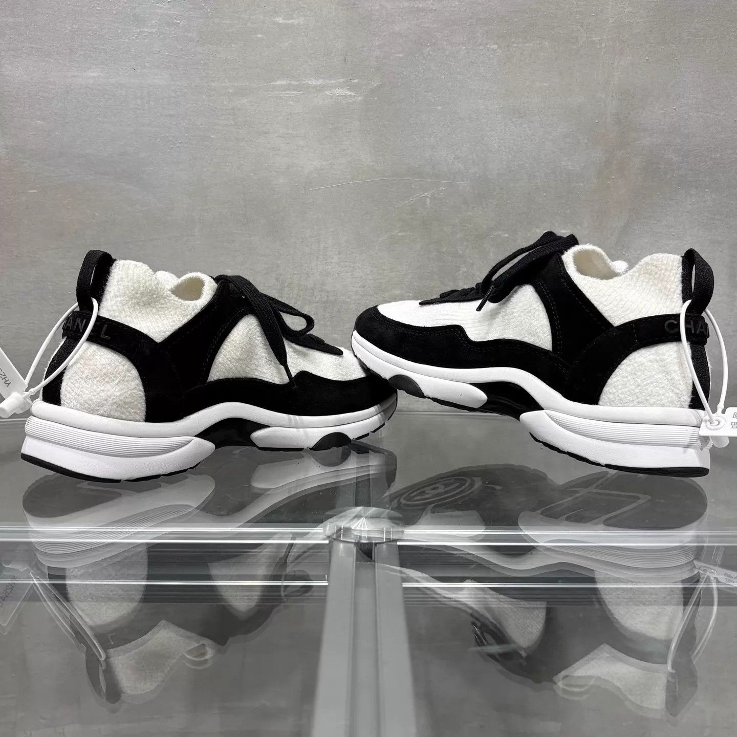 Chanel Chanel CC Black & White Casual Sneakers 38 Size US 7.5 / IT 37.5 - 5 Thumbnail