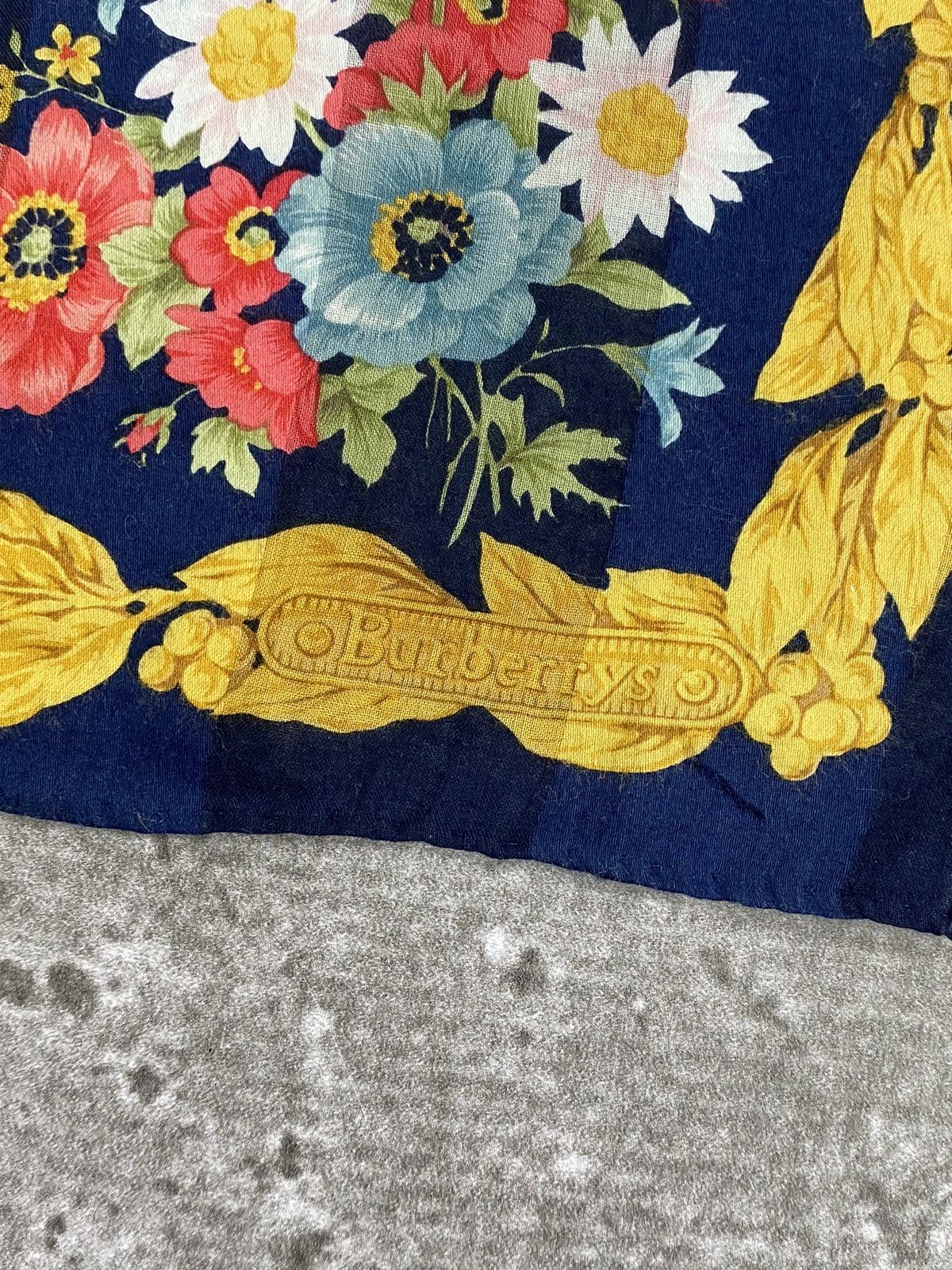 Burberry Burberrys Handkerchief / Bandana / Neckerchief Size ONE SIZE - 3 Thumbnail
