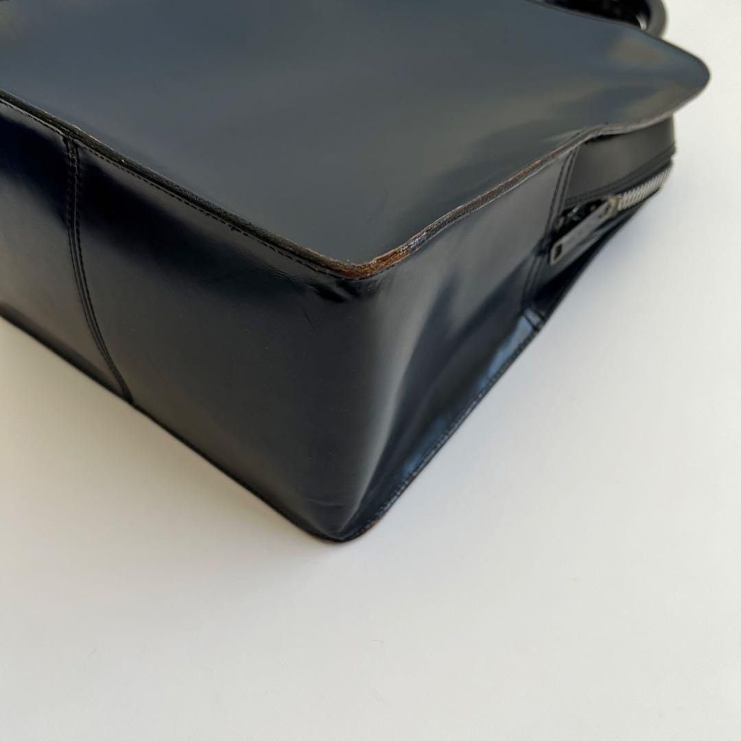 Y’s YOHJI YAMAMOTO CUIR LEATHER HAND BAG Y's YOHJI YAMAMOTO CUIR LEATHER HAND BAG is available for purchase