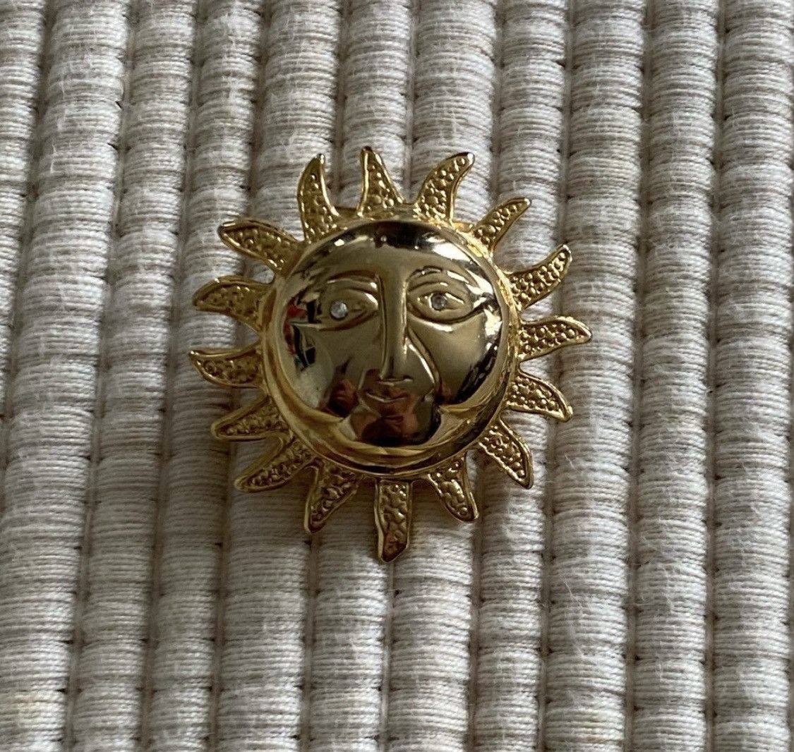 Other VINTAGE TEXTURED GOLD SUN FACE BROOCH PIN WITH DIAMOND EYES Size ONE SIZE - 4 Thumbnail